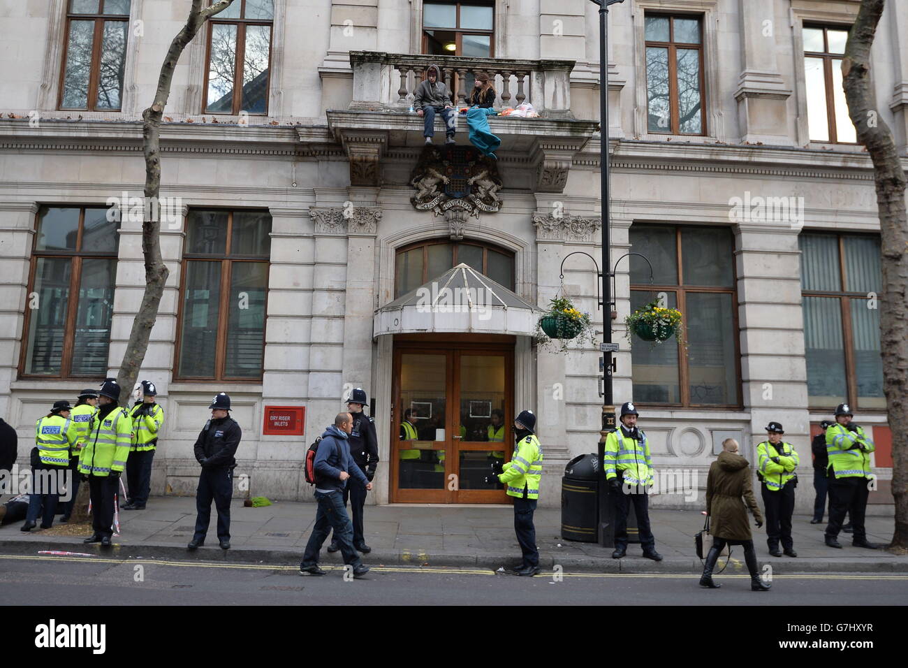 Squatters sur le balcon de Cavell House dans Charing Cross Road, centre de Londres. Des agents de police ont assisté au bâtiment à la demande de personnel de protection pour empêcher une violation de la paix. Banque D'Images