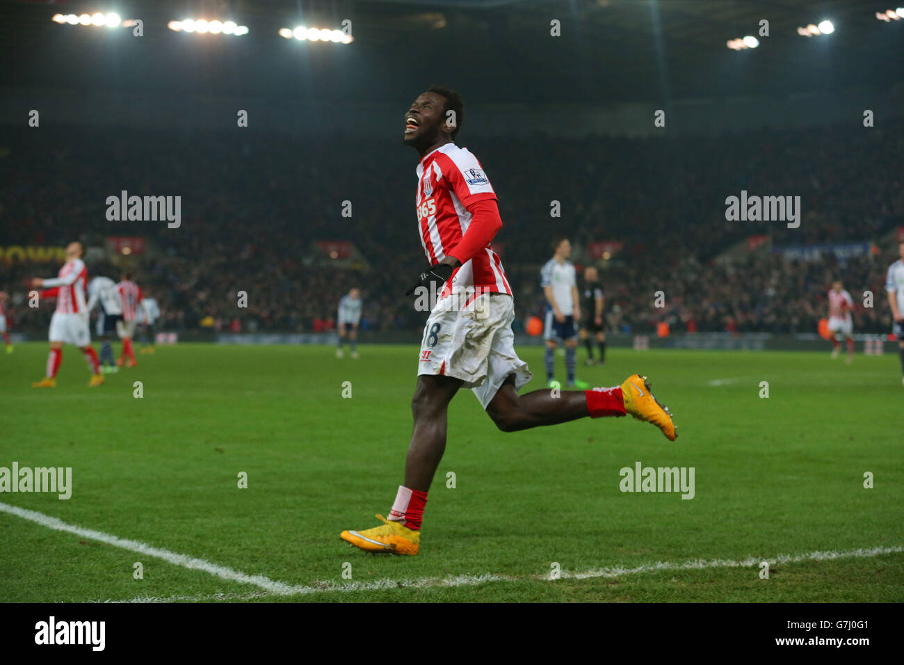 Mame Biram Diouf de Stoke City célèbre le deuxième but du match de la Barclays Premier League au Britannia Stadium, Stoke-on-Trent. Banque D'Images