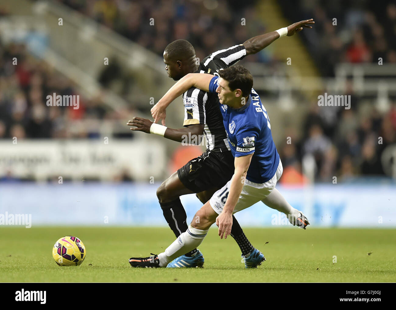 Papiss Demba Cisse de Newcastle United (à gauche) et Gareth Barry d'Everton en action pendant le match de la Barclays Premier League à St. James Park, Newcastle. APPUYEZ SUR ASSOCIATION photo. Date de la photo: Dimanche 28 décembre 2014. Voir PA Story FOOTBALL Newcastle. Le crédit photo devrait indiquer Owen Humphreys/PA Wire. . . Banque D'Images