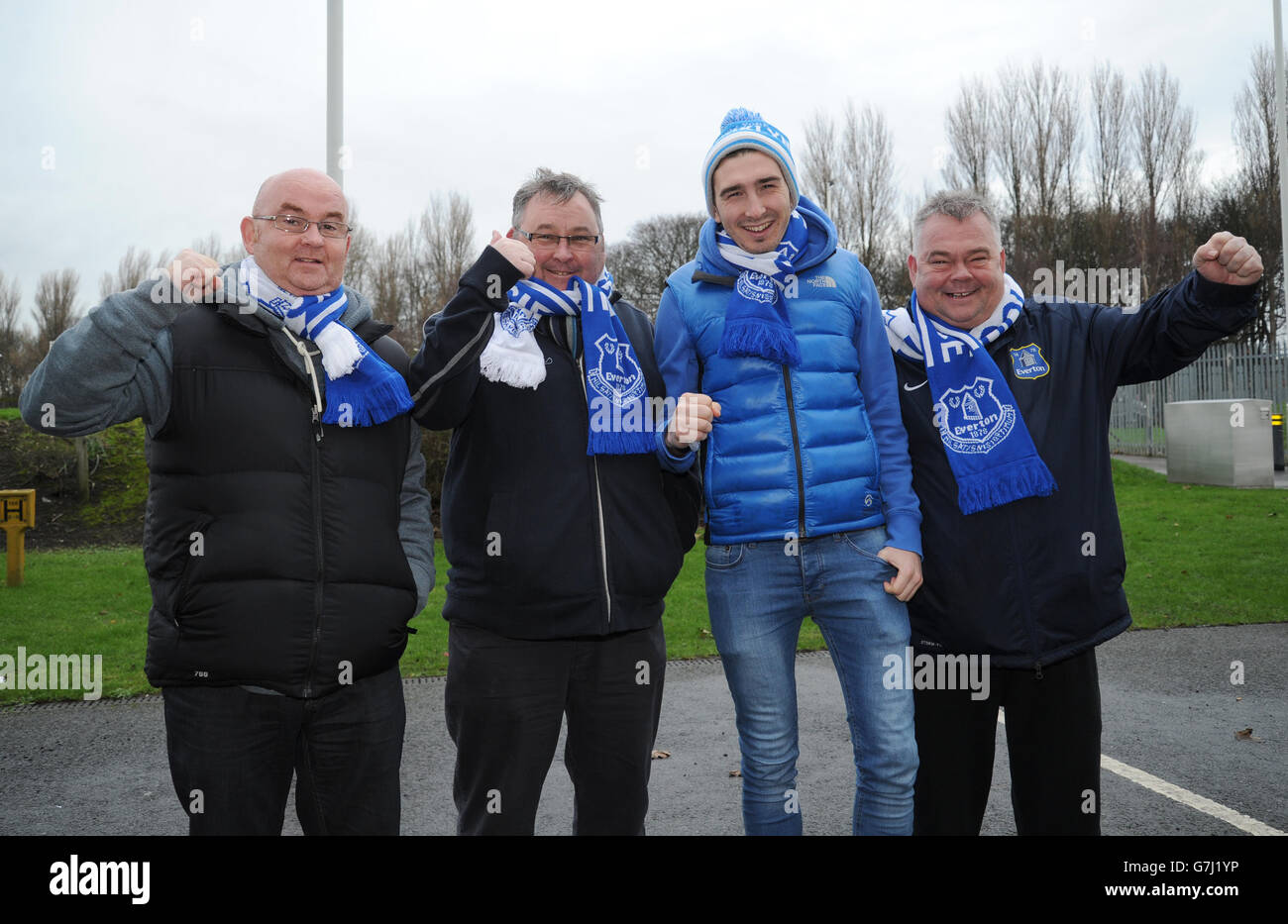 Les fans d'Everton reçoivent leur foulards gratuits de l'École des sciences avant le match de la Barclays Premier League au KC Stadium, à Hull. APPUYEZ SUR ASSOCIATION photo. Date de la photo : jeudi 1er janvier 2015. Voir PA Story SOCCER Hull. Le crédit photo devrait se lire: Anna Gowthorpe/PA Wire. 45 images maximum pendant une comparaison. Pas d'émulation vidéo ni de promotion en direct. Aucune utilisation dans les jeux, les compétitions, les marchandises, les Paris ou les services de club/joueur unique. Ne pas utiliser avec les fichiers audio, vidéo, données, présentoirs ou logos de club/ligue non officiels. Banque D'Images