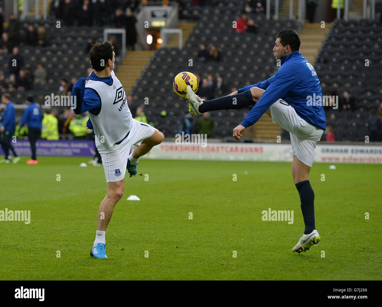 Les joueurs d'Everton se réchauffent avant le match de la Barclays Premier League au KC Stadium, à Hull. APPUYEZ SUR ASSOCIATION photo. Date de la photo : jeudi 1er janvier 2015. Voir PA Story SOCCER Hull. Le crédit photo devrait se lire: Anna Gowthorpe/PA Wire. 45 images maximum pendant une comparaison. Pas d'émulation vidéo ni de promotion en direct. Aucune utilisation dans les jeux, les compétitions, les marchandises, les Paris ou les services de club/joueur unique. Ne pas utiliser avec les fichiers audio, vidéo, données, présentoirs ou logos de club/ligue non officiels. Banque D'Images