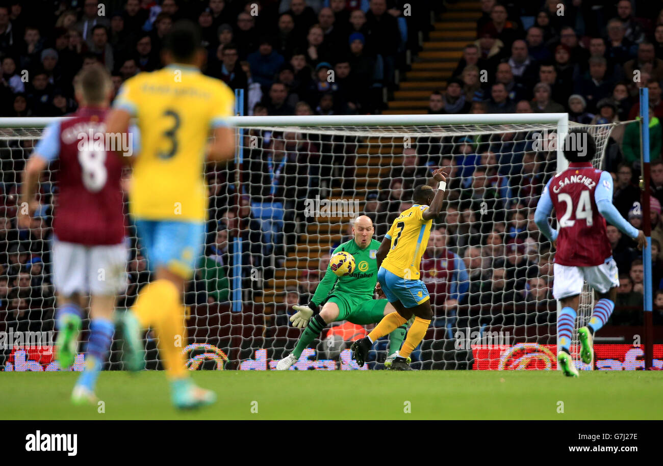 Le Yannick Bolasie du Crystal Palace tire à but, mais le gardien de but d'Aston Villa Brad Guzan économise pendant le match de la Barclays Premier League à Villa Park, Birmingham. Banque D'Images