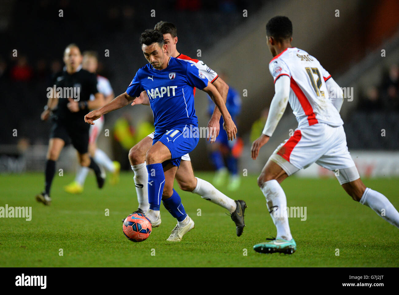 Football - coupe FA - deuxième tour - MK dons v Chesterfield - Stade MK. Gary Roberts, de Chesterfield, avance Banque D'Images