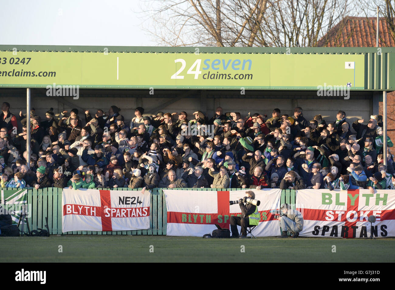 Football - FA Cup - troisième tour - Blyth Spartans / Birmingham City - Croft Park.Les fans de Blyth Spartans se protègent des yeux du soleil pendant le match de la troisième ronde de la coupe FA à Croft Park, Blyth. Banque D'Images