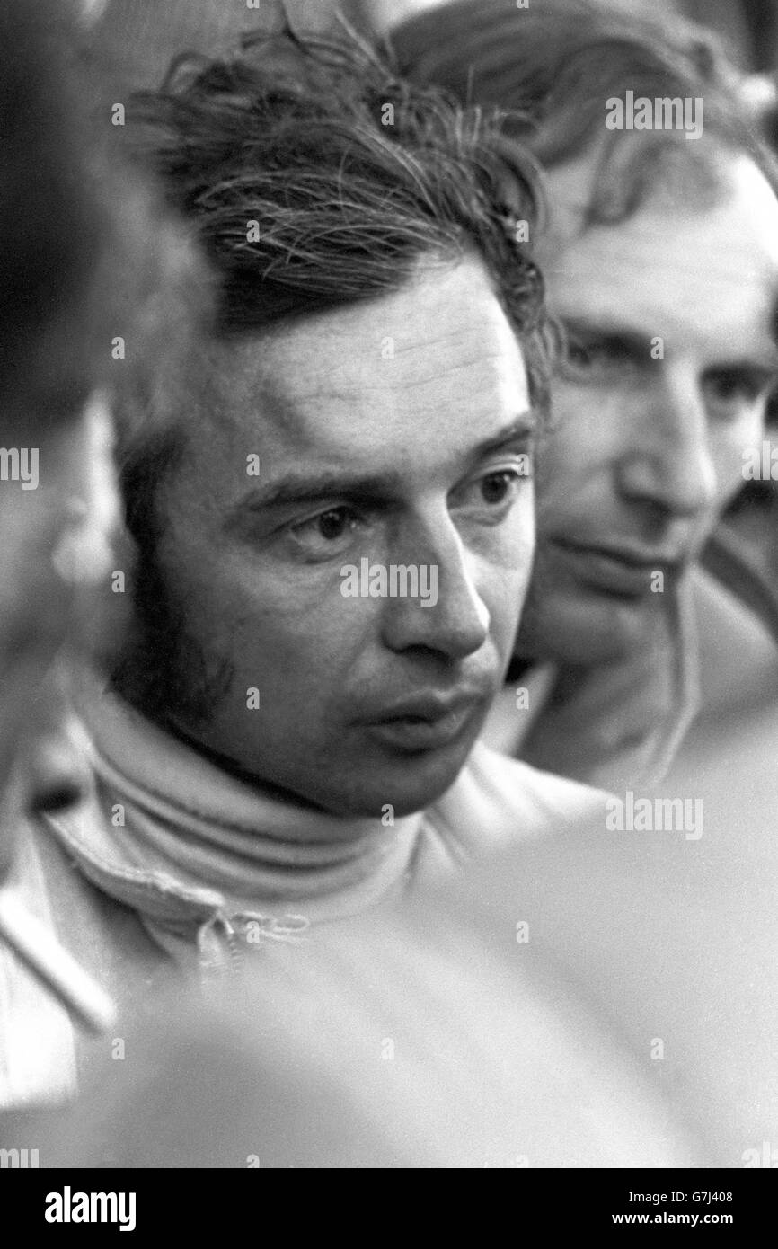 Un Jean-Pierre Beltoise déçu qui conduit pour l'équipe française Equipe Matra-Simca, dans les fosses des Mans. L'équipe n'a pas pu terminer la course de cette année-là. Banque D'Images