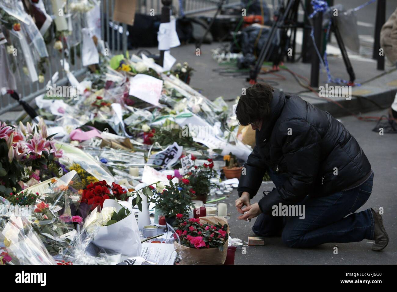 Fleurs près des bureaux du magazine satirique Charlie Hebdo, alors que des dizaines de dirigeants du monde menaient une marche défiante à travers Paris, en France, à la suite des attaques terroristes. Banque D'Images