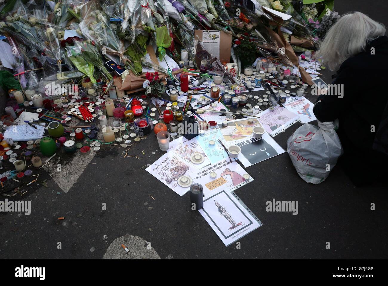 Hommages près des bureaux du magazine satirique Charlie Hebdo, alors que des dizaines de dirigeants du monde ont mené une marche défiante à travers Paris, en France, à la suite des attaques terroristes. Banque D'Images