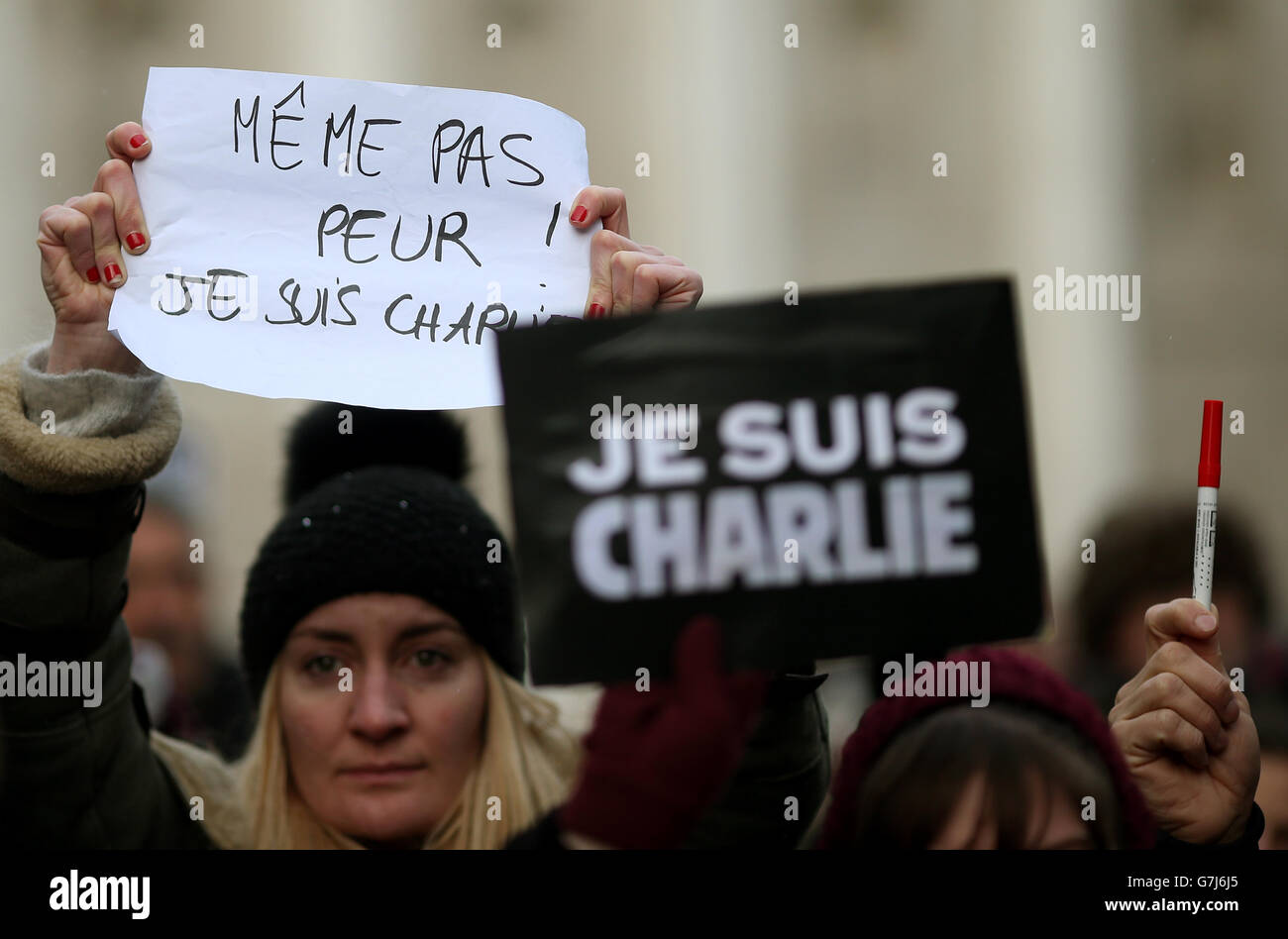 Les gens participent à un rassemblement de solidarité dans le centre-ville de Dublin, à la mémoire des victimes des attentats terroristes à Paris, en France, au cours de la semaine. Banque D'Images