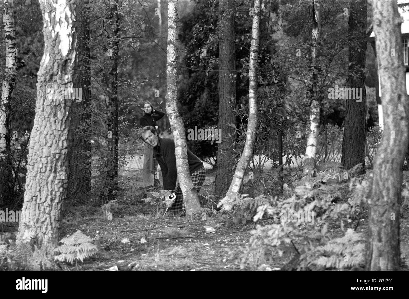 Golf - 1973 Piccadilly World Match Play Championship - Wentworth.Le champion en titre Tom Weiskopf en difficulté sur le quinzième comme il tente de jetons sur les bois. Banque D'Images