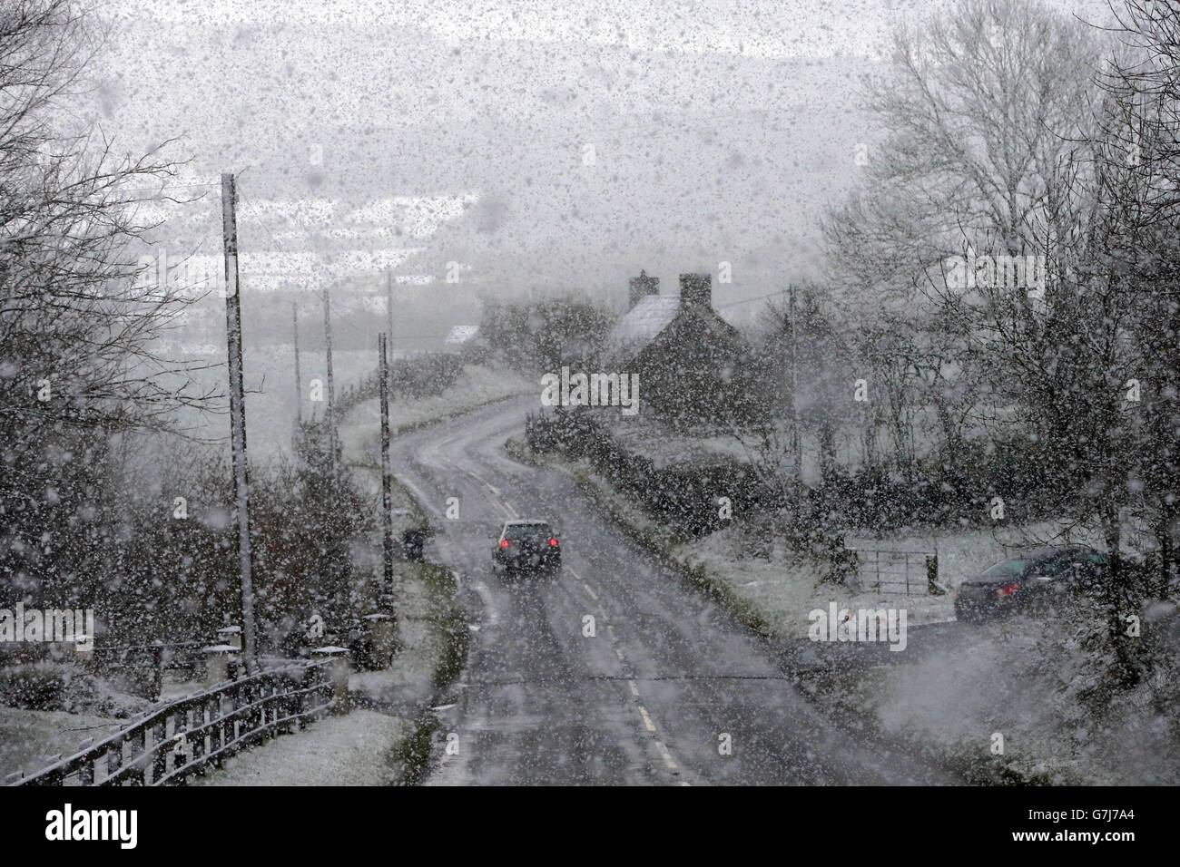 Les automobilistes traversent les chutes de neige à Gortin près d'Omagh, car de nombreuses régions du Royaume-Uni étaient en alerte de neige et des averses de pluie menaçaient de perturber leurs déplacements. Banque D'Images