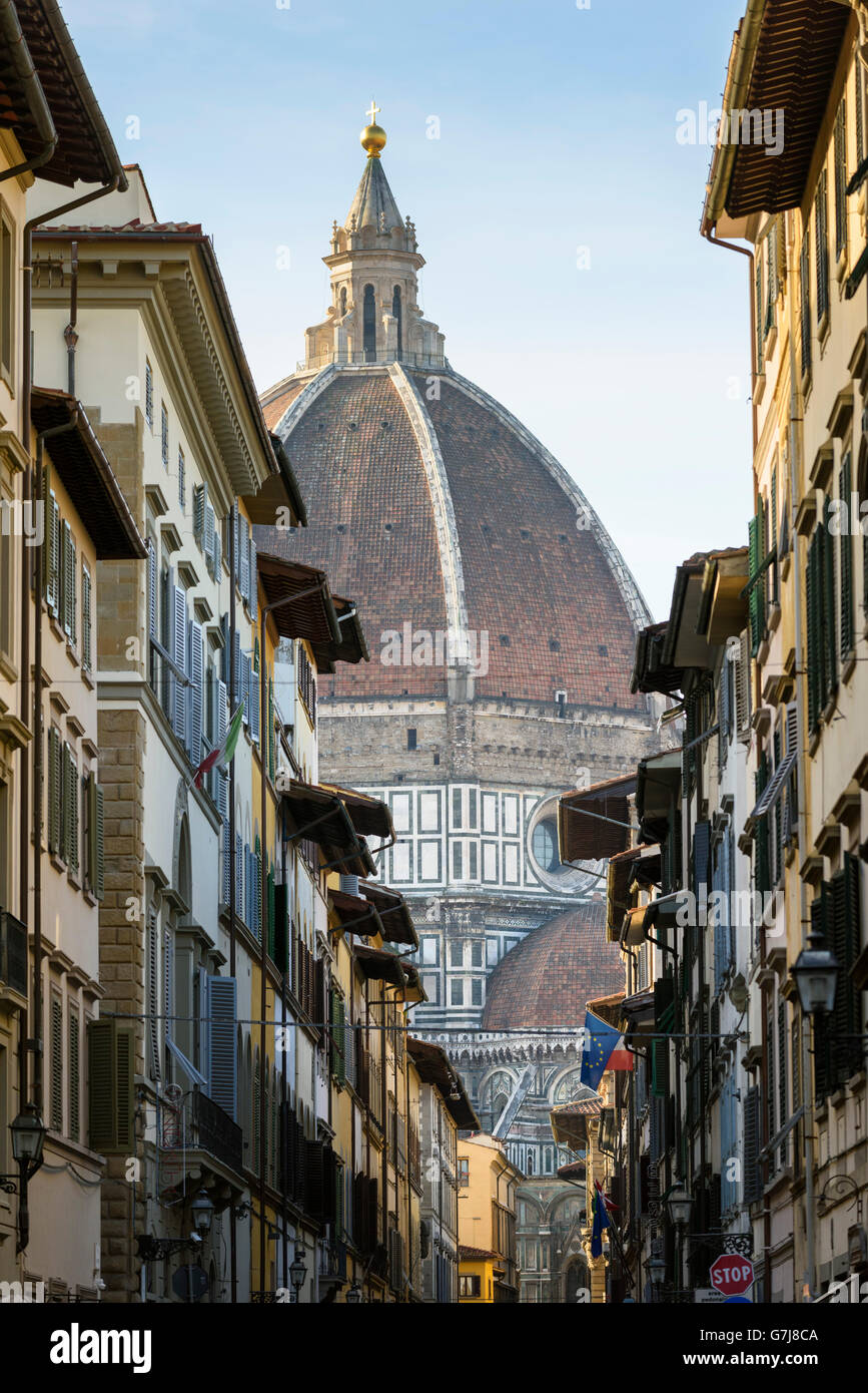 Florence. L'Italie. La coupole de Brunelleschi de la Basilique de Santa Maria del Fiore domine la ville. Banque D'Images