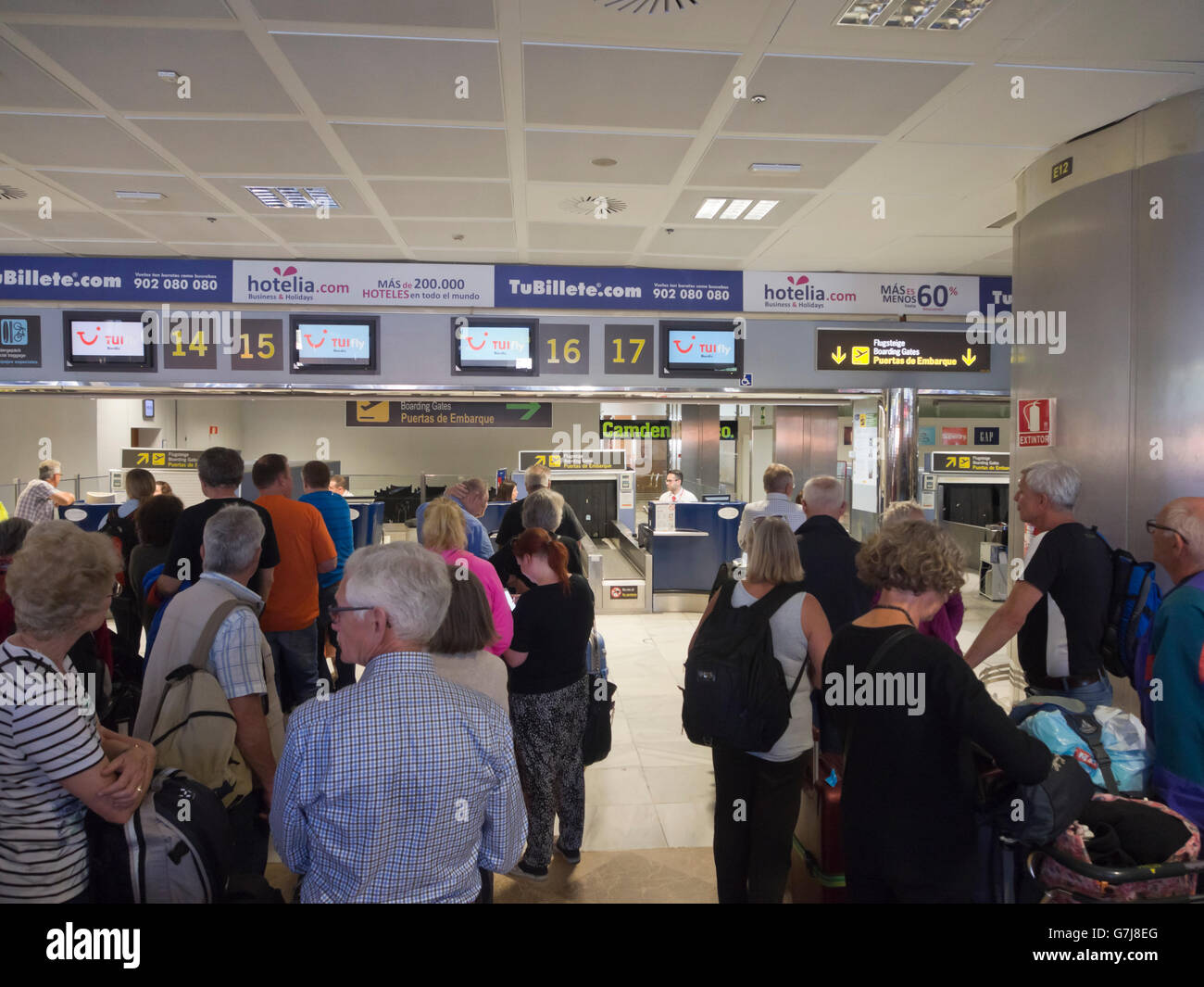 De longues lignes d'arrivée dans un aéroport espagnol ( Reina Sofia), les touristes sur leur chemin à la maison d'une maison de vacances à Tenerife Espagne Banque D'Images
