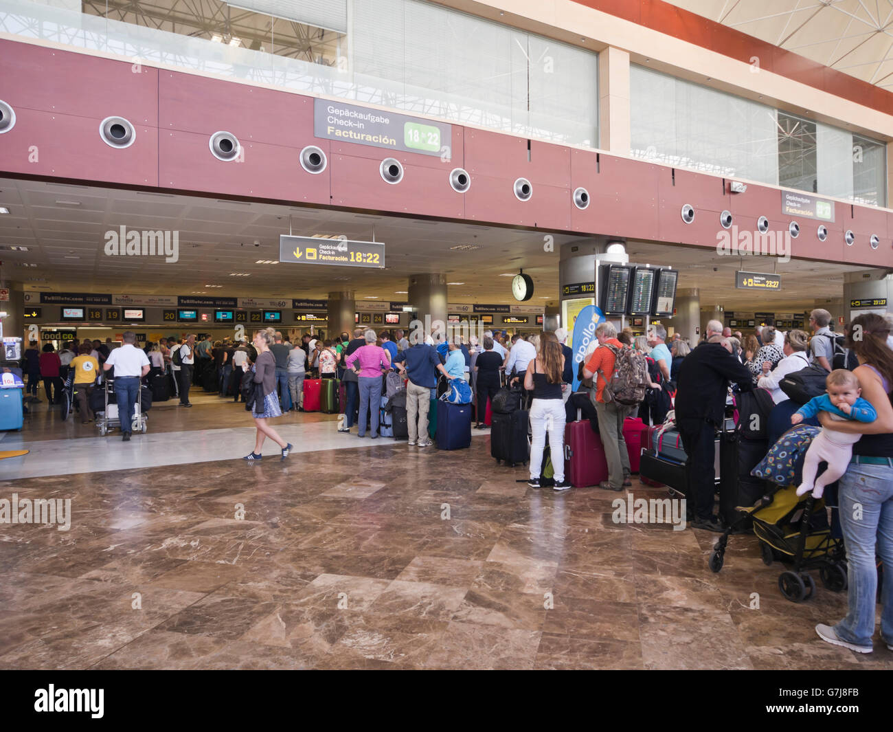 Une longue ligne d'arrivée dans un aéroport espagnol ( Reina Sofia), les touristes sur leur chemin à la maison d'une maison de vacances à Tenerife Espagne Banque D'Images