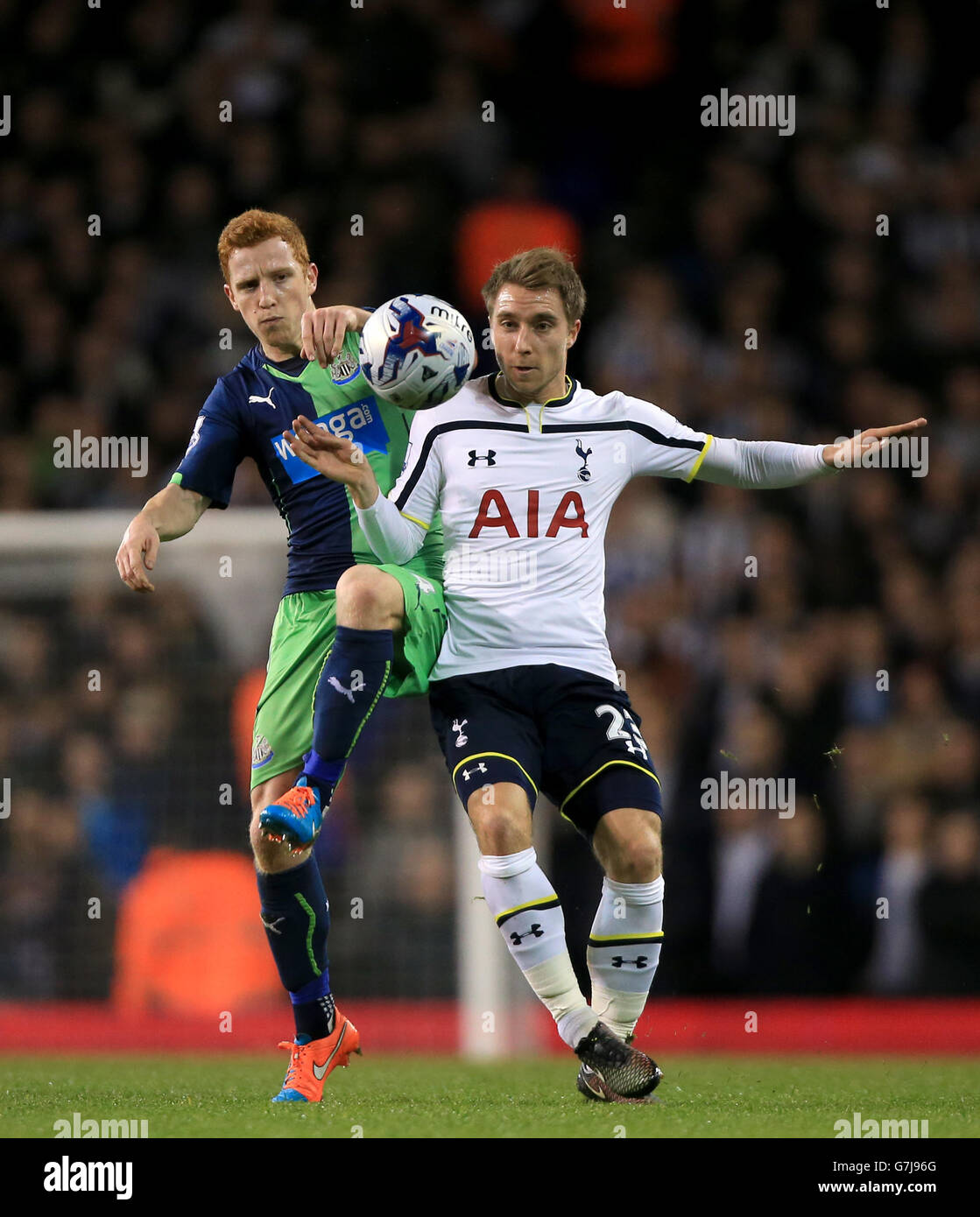 Jack Colback (à gauche) de Newcastle United et Benjamin Stambouli (à droite) de Tottenham Hotspur se battent pour le ballon lors du match final Capital One Cup Quarter à White Hart Lane, Londres.APPUYEZ SUR ASSOCIATION photo.Date de la photo: Mercredi 17 décembre 2014.Voir PA Story FOOTBALL Tottenham.Le crédit photo devrait se lire comme suit : Nick Potts/PA Wire. Banque D'Images Jack Colback (à gauche) de Newcastle United et Benjamin Stambouli (à droite) de Tottenham Hotspur se battent pour le ballon lors du match final Capital One Cup Quarter à White Hart Lane, Londres.APPUYEZ SUR ASSOCIATION photo.Date de la photo: Mercredi 17 décembre 2014.Voir PA Story FOOTBALL Tottenham.Le crédit photo devrait se lire comme suit : Nick Potts/PA Wire. Banque D'Images