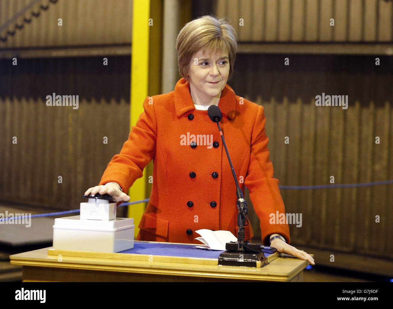 Le premier ministre Nicola Sturgeon marque le début de la construction d'un traversier hybride à Ferguson Marine Engineering à Port Glasgow. Banque D'Images