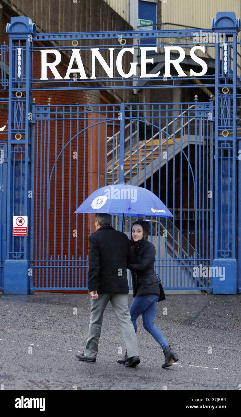 Soccer - 2014 Rangers AGM - Ibrox Stadium.Les actionnaires arrivent au stade Ibrox à Glasgow, avant l'AGA des Rangers de 2014. Banque D'Images