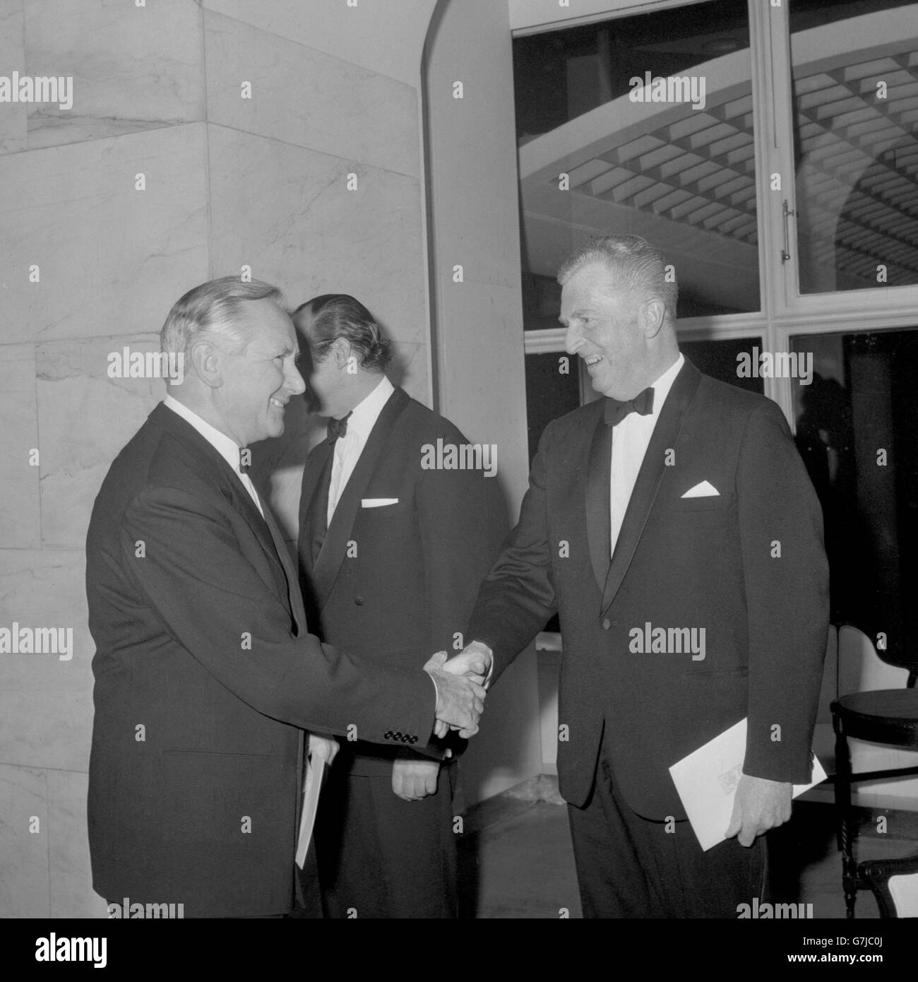 M. John Freeman (r), ambassadeur britannique désigné aux États-Unis, lors du dîner de la Pilgrim's Society qui s'est tenu à l'hôtel Savoy de Londres. La Pilgrim Society, une bourse anglo-américaine, a été établie en 1902. Banque D'Images