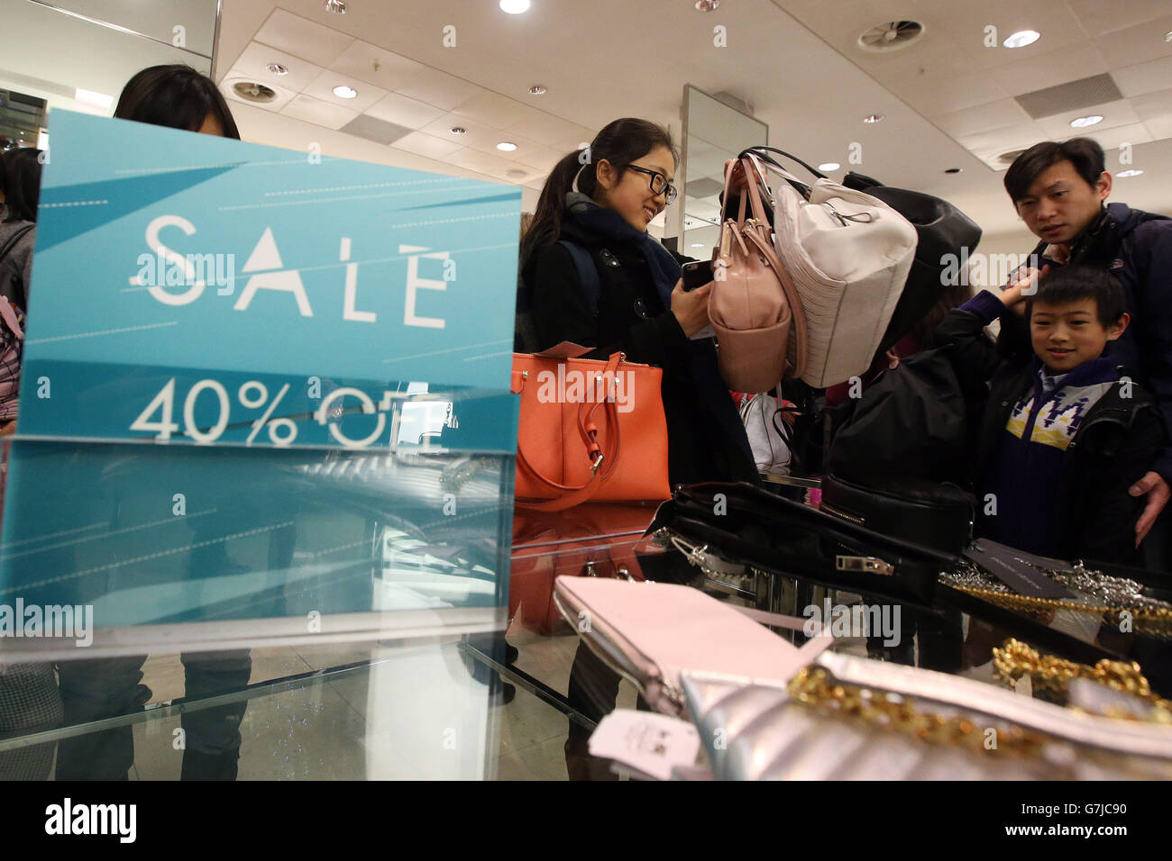 Les acheteurs du grand magasin Harvey Nichols d'Édimbourg, à la recherche d'une bonne affaire pendant les ventes du lendemain de Noël. Banque D'Images