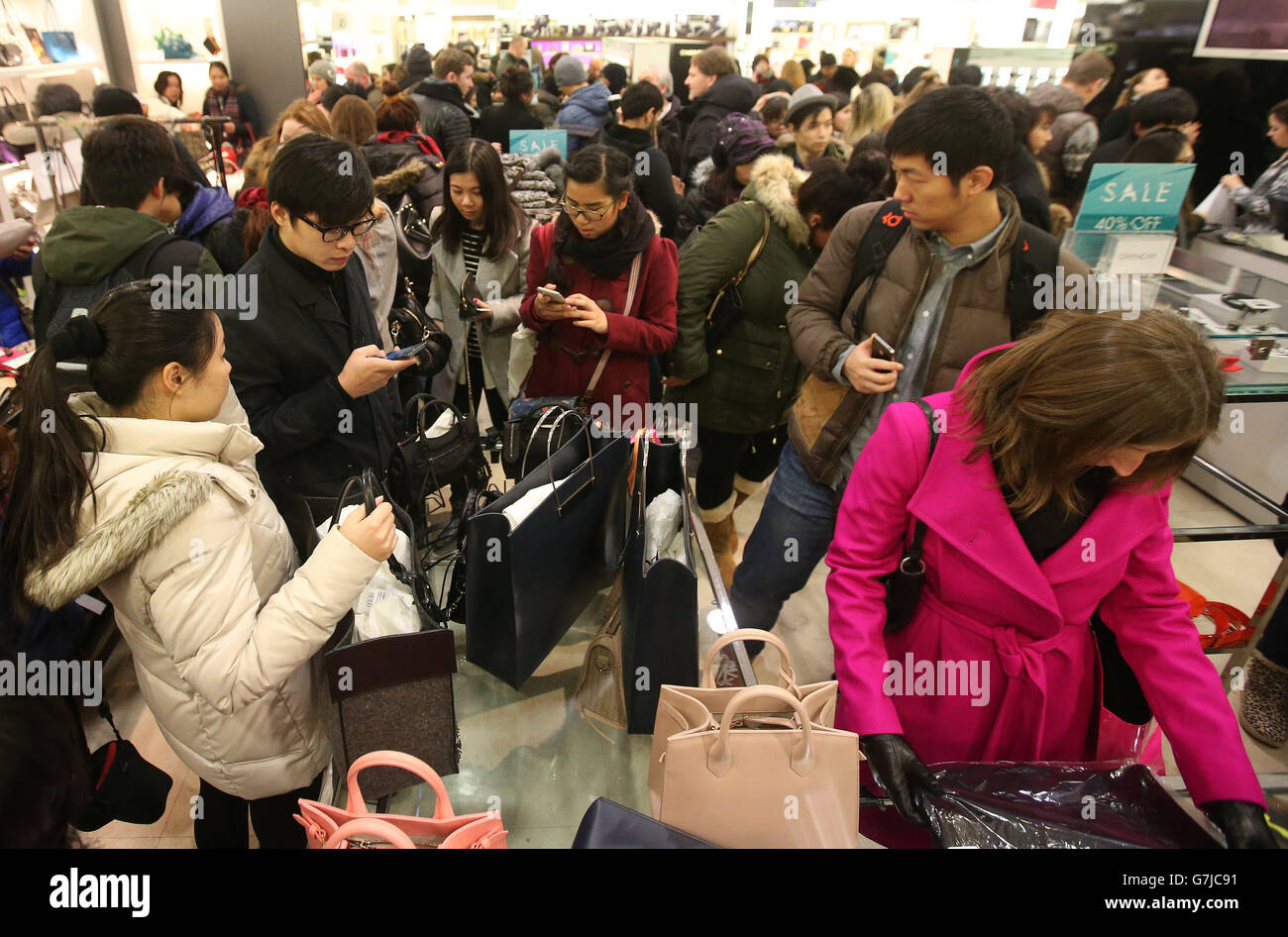 Ventes du lendemain de Noël.Les acheteurs du grand magasin Harvey Nichols d'Édimbourg, à la recherche d'une bonne affaire pendant les ventes du lendemain de Noël. Banque D'Images