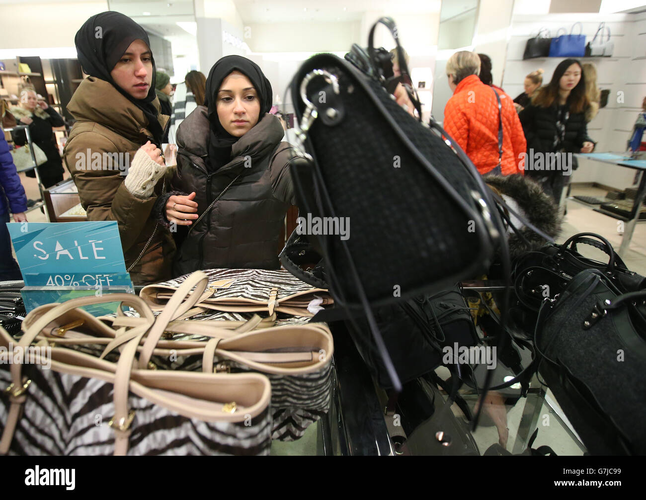 Les acheteurs du grand magasin Harvey Nichols d'Édimbourg, à la recherche d'une bonne affaire pendant les ventes du lendemain de Noël. Banque D'Images