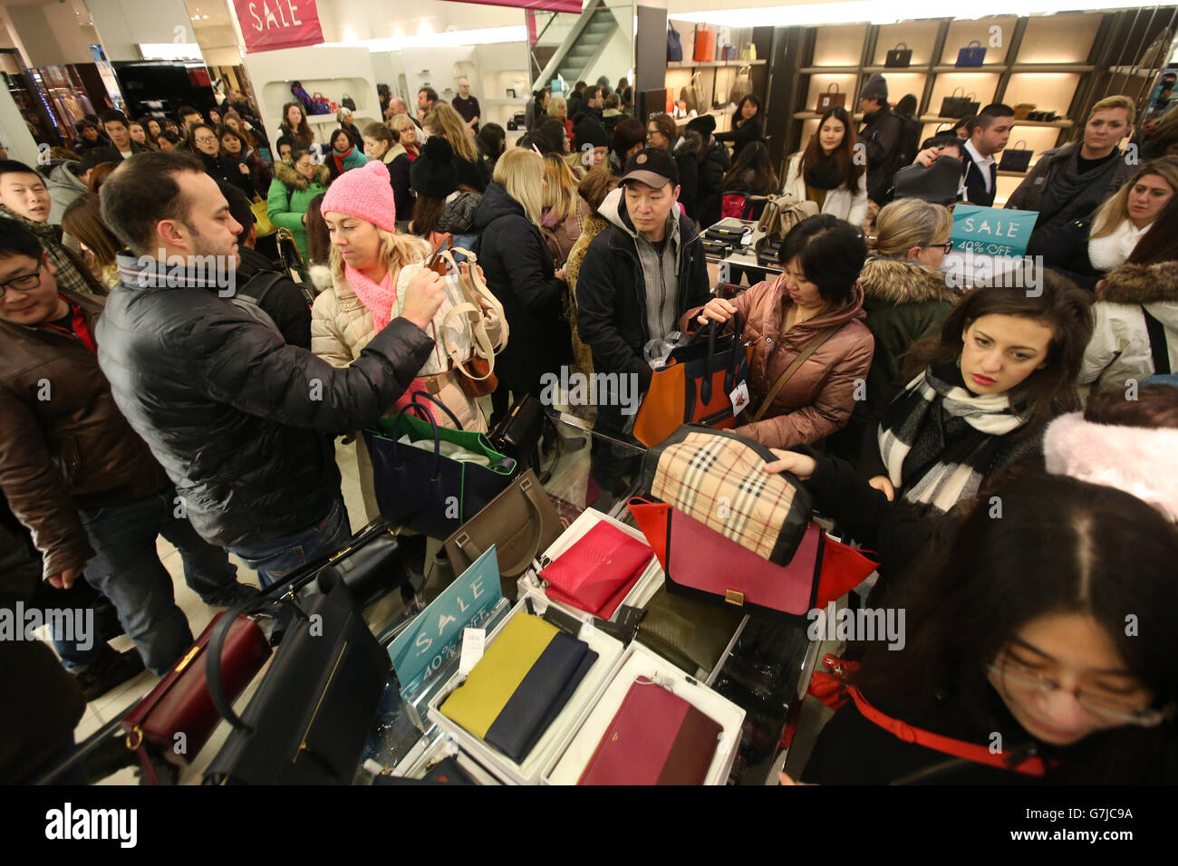 Ventes du lendemain de Noël.Les acheteurs du grand magasin Harvey Nichols d'Édimbourg, à la recherche d'une bonne affaire pendant les ventes du lendemain de Noël. Banque D'Images