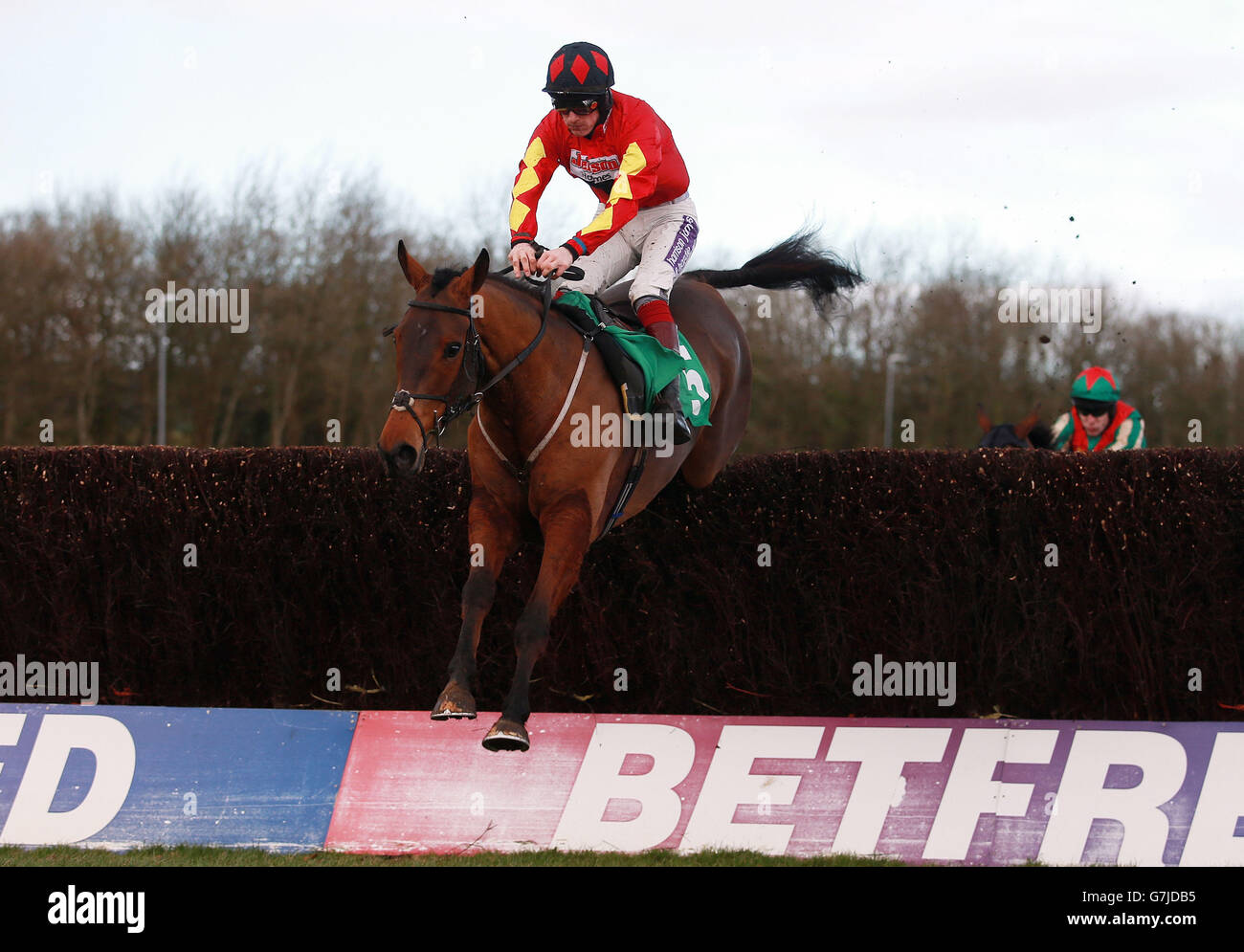 Cogry, monté par Sam Twiston-Davies, saute le dernier sur la voie de la victoire dans le coral.co.uk Money Back If Your Horse Falls novicess' Limited Handicap Chase pendant la Grande Journée nationale de Coral Welsh à l'hippodrome de Chepstow, Chepstow. Banque D'Images