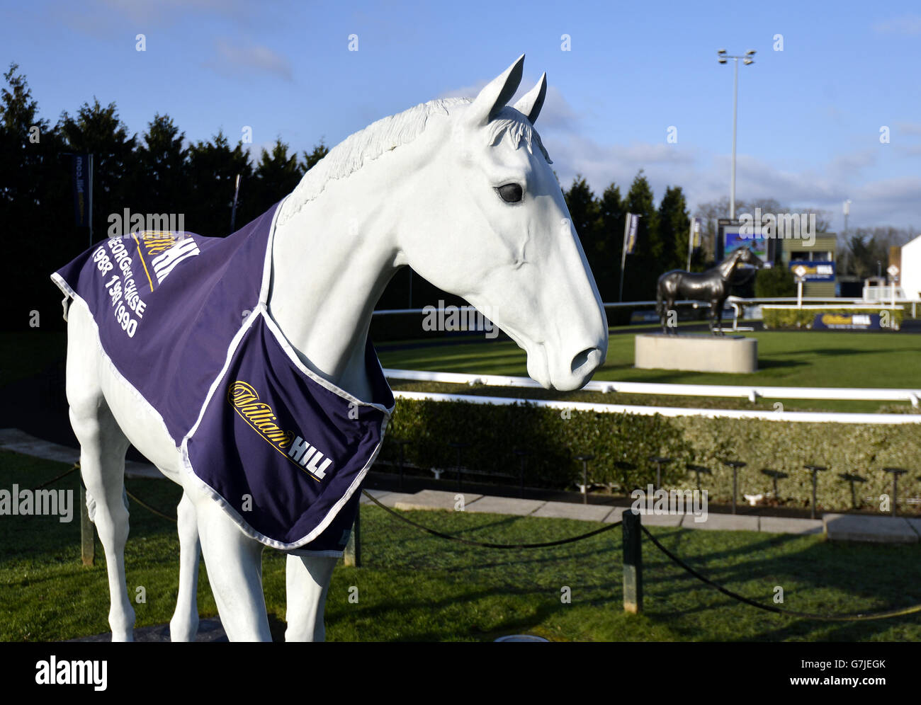 La statue d'Orchidée du désert ornée de la marque William Hill avec La statue du Kauto Star en arrière-plan Banque D'Images