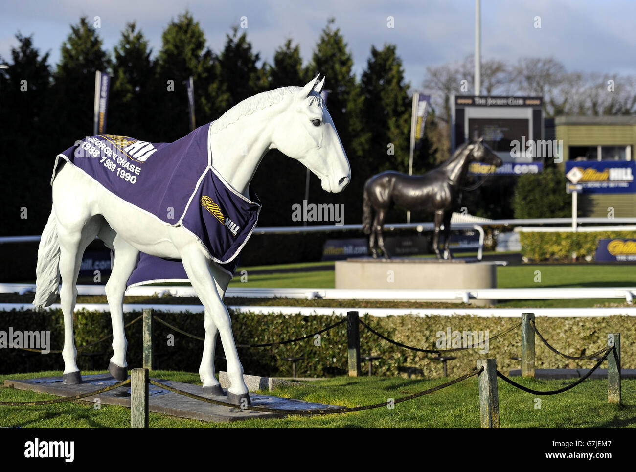 La statue d'Orchidée du désert ornée de la marque William Hill avec La statue du Kauto Star en arrière-plan Banque D'Images