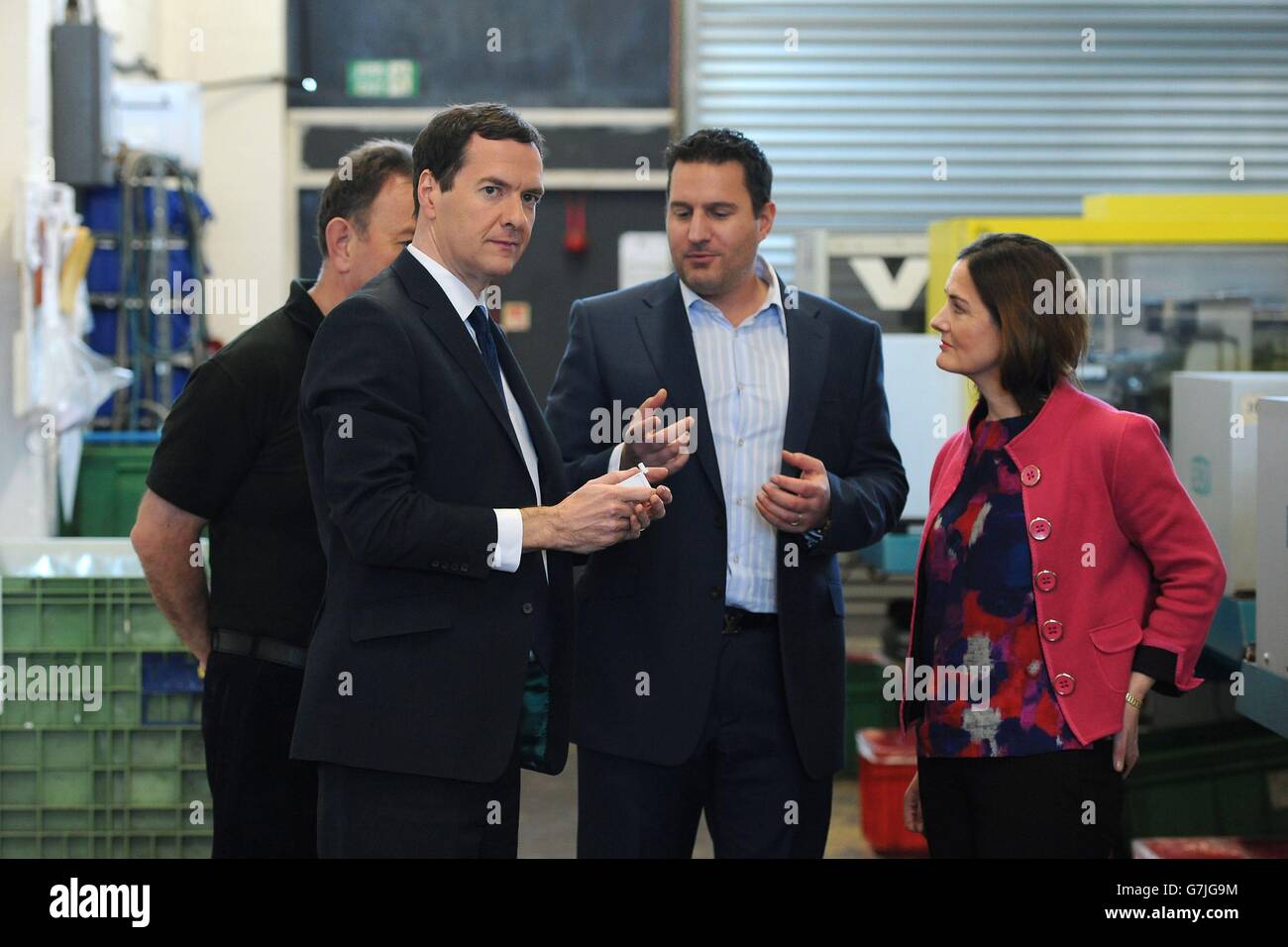 Le chancelier George Osborne (à gauche) avec le directeur général Simon Anderson (au centre) et le candidat parlementaire pour Telford Lucy Allan (à droite) lors d'une visite à LVS Small Plastic Parts à Telford, où M. Osborne a lancé le premier poster de campagne des conservateurs. Banque D'Images