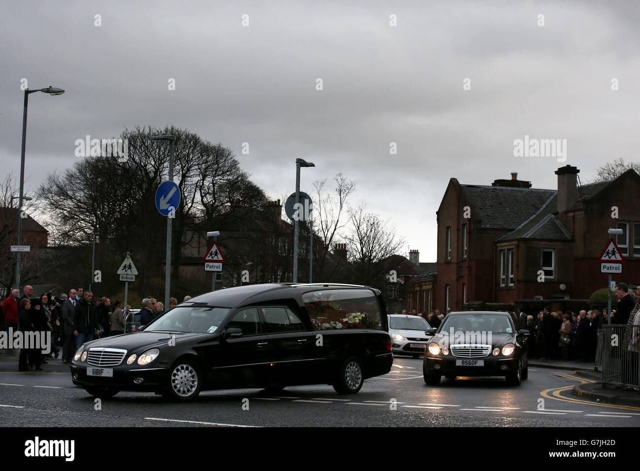 Le cortège funéraire de Stephenie Tait quitte Saint Thomas l'Eglise Apôtre à Glasgow après ses funérailles. Banque D'Images