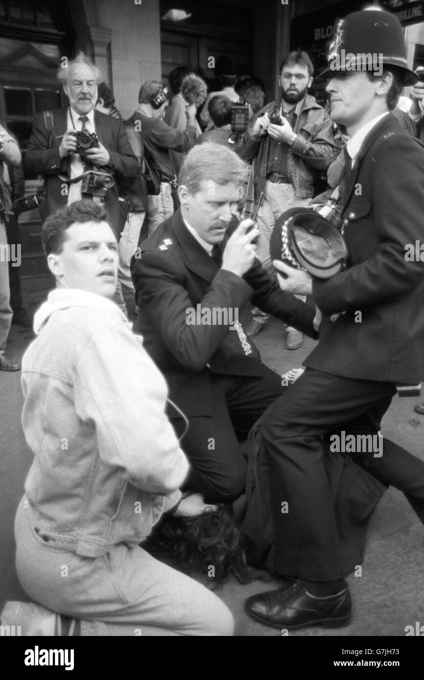 La police s'est rapidement déplacée pour arrêter un manifestant lors de la visite du secrétaire à l'intérieur David Waddington dans le centre de Londres, où il enquêtait sur les dommages causés par les émeutes fiscales d'hier. Banque D'Images