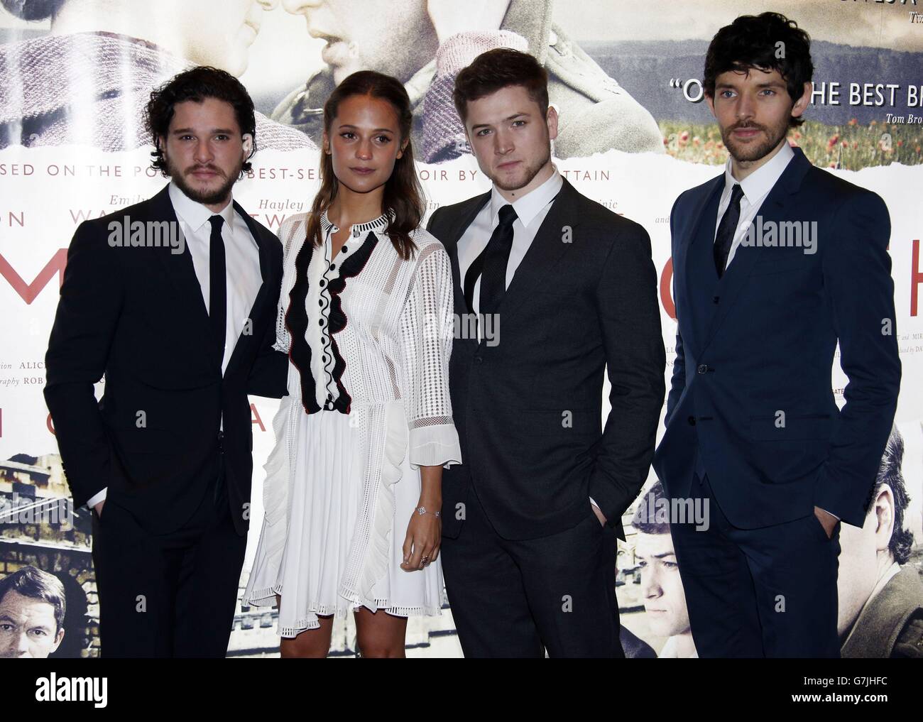 Kit Harington, Alicia Vikander, Taron Egerton et Colin Morgan assistent à la première de Testament of Youth à l'Empire, Leicester Square, Londres. Banque D'Images