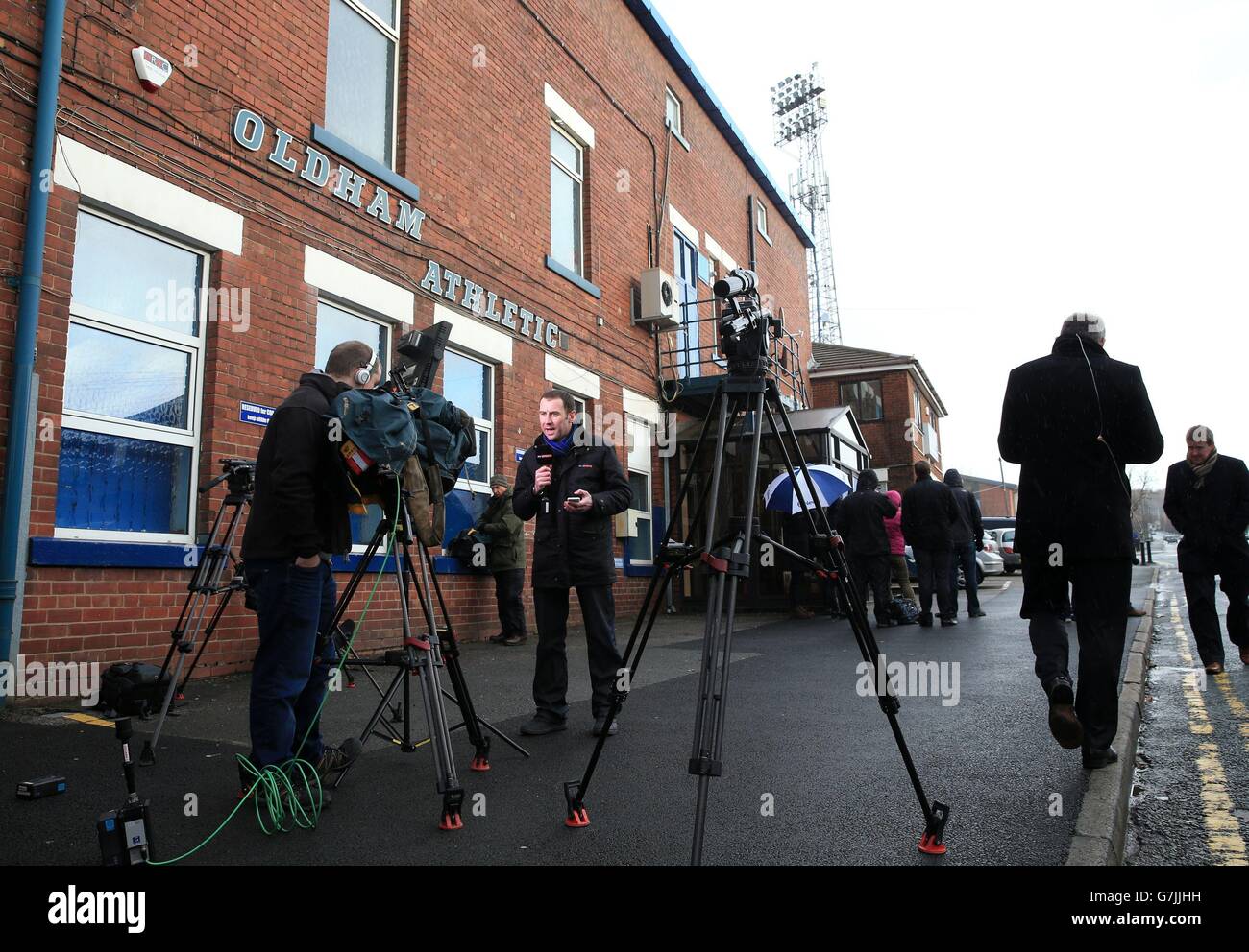 Football - Oldham Athletic FC.Les médias attendent devant Boundary Park, stade du club de football d'Oldham. Banque D'Images