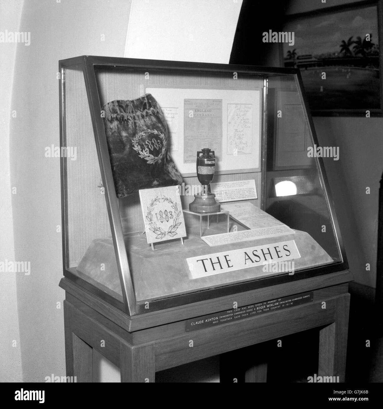 Photographie des cendres exposées à Lord's avec le sac de velours le jour où l'Angleterre a gagné des cendres d'Australie avec une victoire de 62 coups à Sydney. Banque D'Images