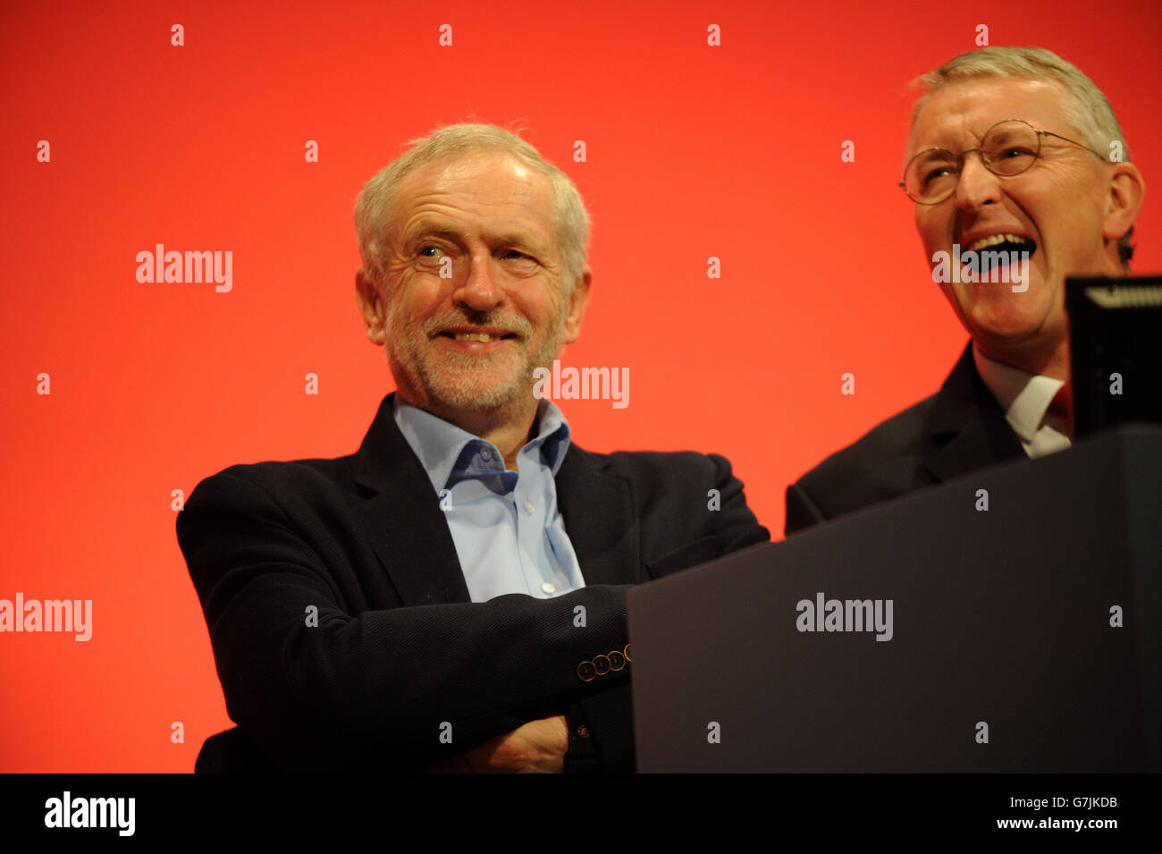 Jeremy Corbyn MP, nouveau chef du parti travailliste, à l'écoute de conférence, les discussions avec Hilary Benn MP. Banque D'Images