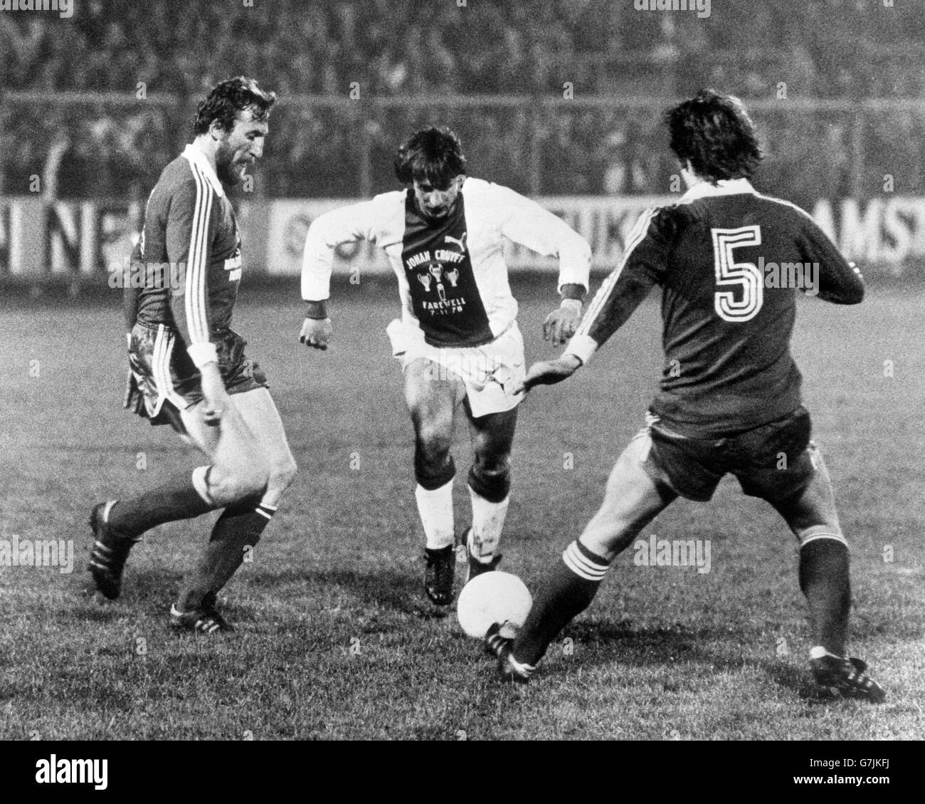 Johan Cruyff, star du football néerlandais, prend la défense du Bayern Munich au stade olympique d'Amsterdam, où il a fait une apparition spéciale pour Ajax - son premier club - dans le dernier match de sa carrière. Bayern a battu Ajax 8-0. Banque D'Images