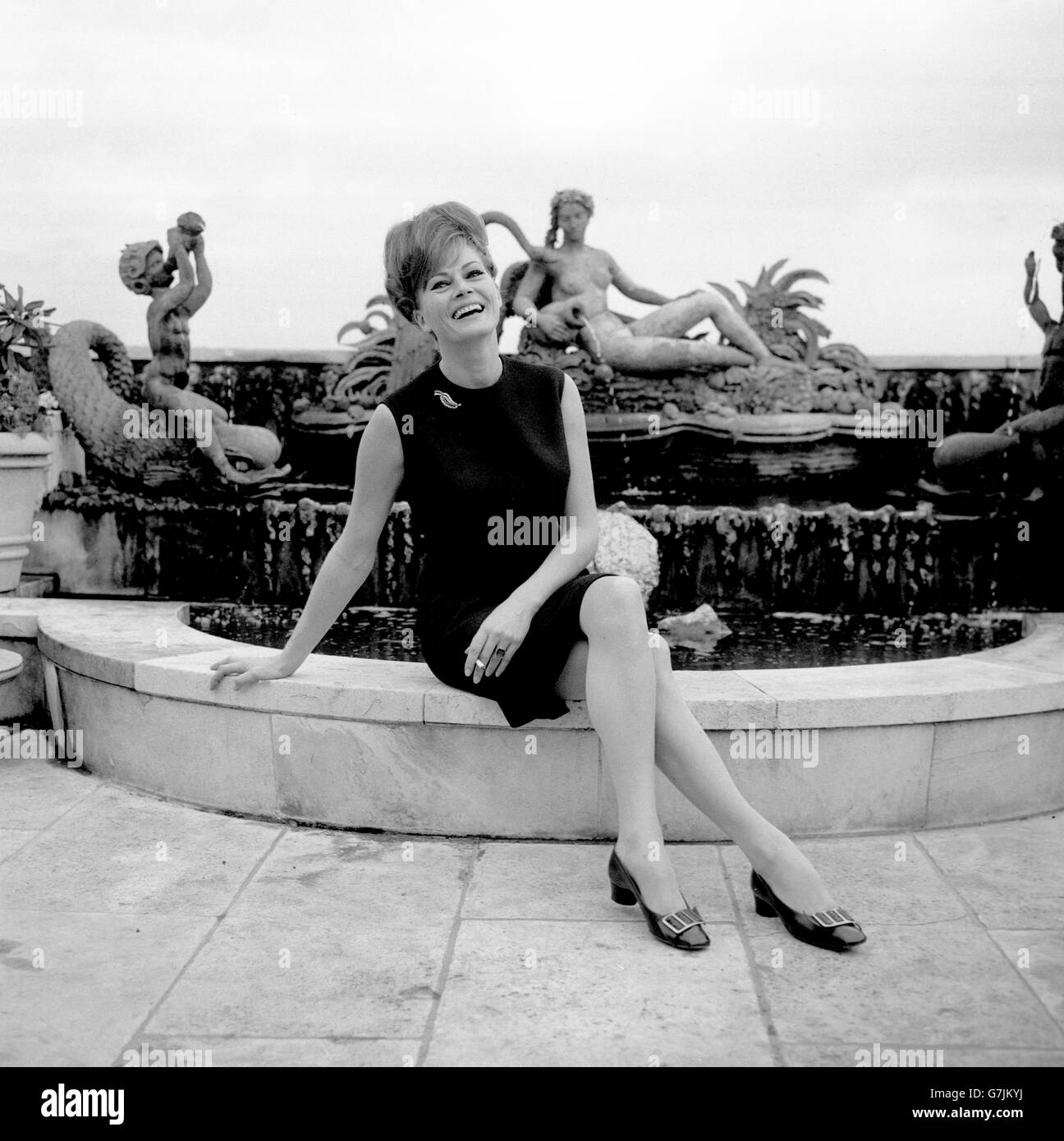 L'actrice suédoise Anita Ekberg au Dorchester Hotel de Londres. Anita est en visite au Royaume-Uni pour apparaître dans la série nocturne d'ABC TV 'The Eamonn Andrews Show'. Banque D'Images