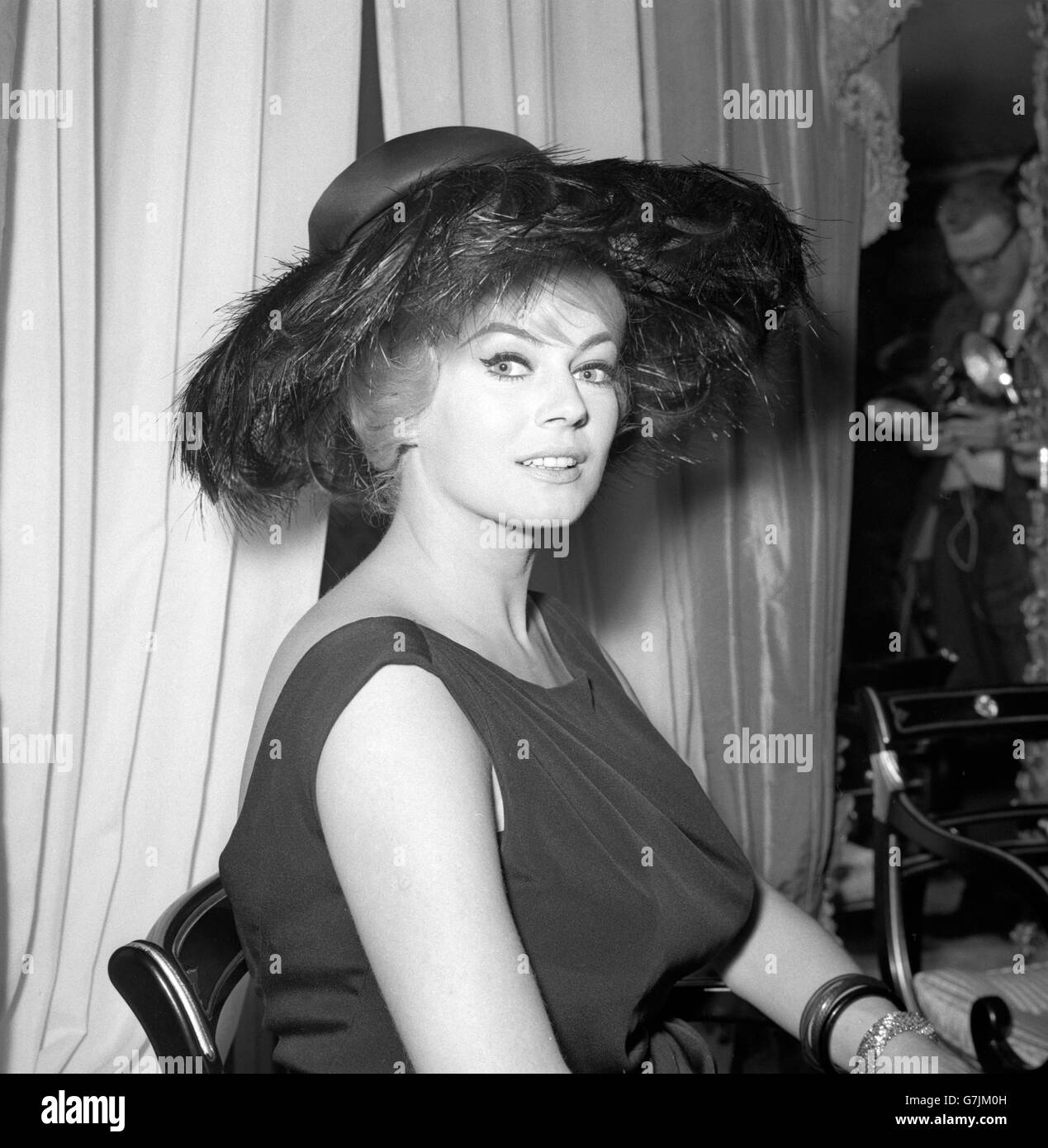 La star de cinéma Anita Ekberg, autrefois connue sous le nom d'« Iceberg », porte un chapeau en dentelle noire pour une réception de presse à l'hôtel Dorchester, Park Lane, Londres.Elle est au Royaume-Uni pour faire la star avec Bob Hope dans le film, 'Call Me Bwana'. Banque D'Images