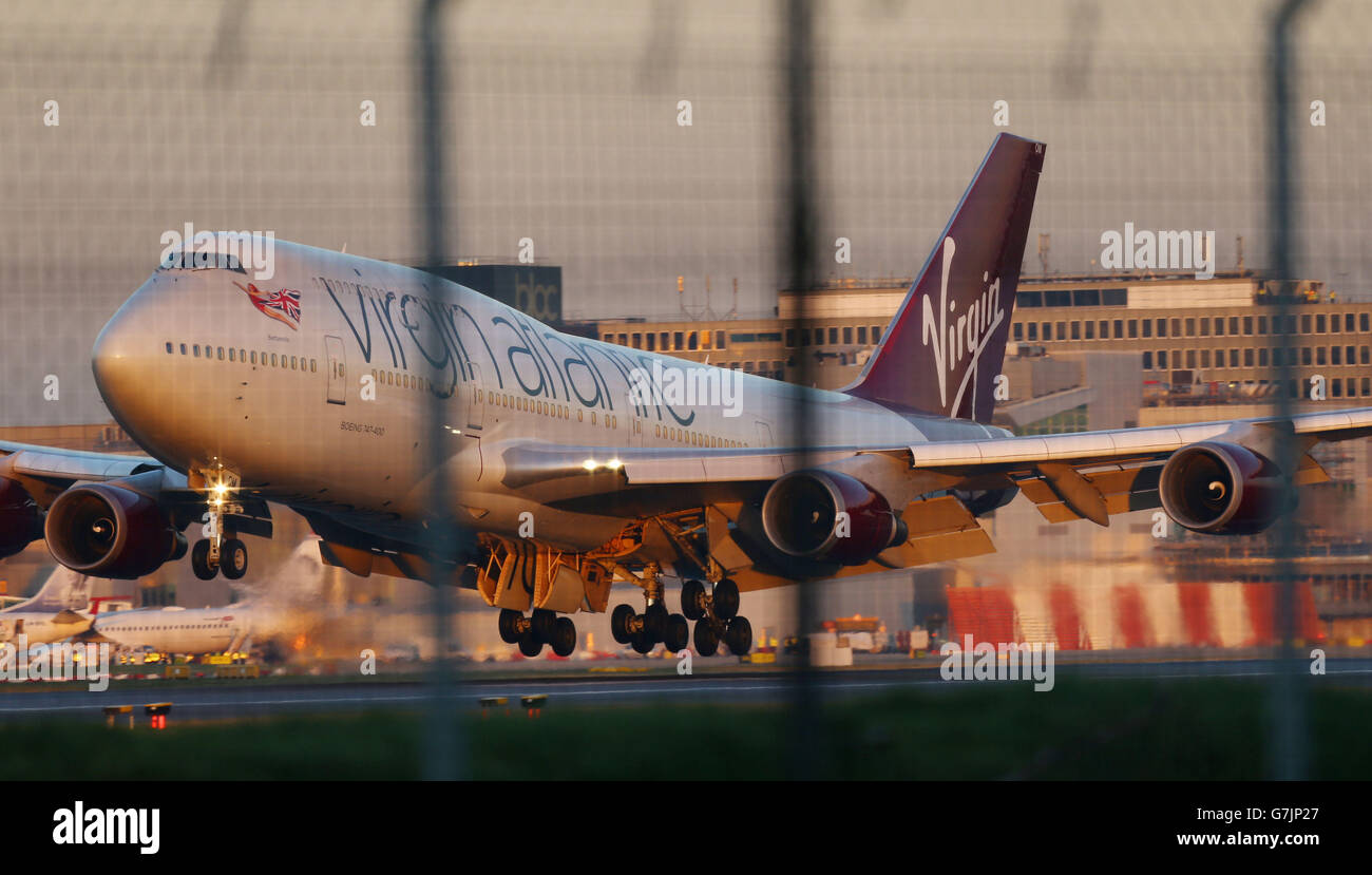 Problème d'avion vierge.Le jumbo-jet Virgin Atlantic débarque à l'aéroport de Gatwick après avoir développé une faille de train d'atterrissage. Banque D'Images