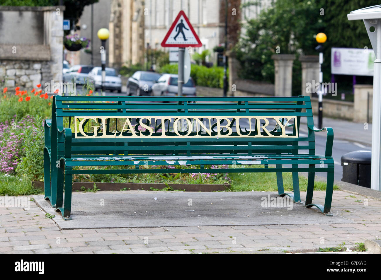 Banc en fer avec le nom de la ville dans le dos, rue Madeleine, Glastonbury Banque D'Images Banc en fer avec le nom de la ville dans le dos, rue Madeleine, Glastonbury Banque D'Images
