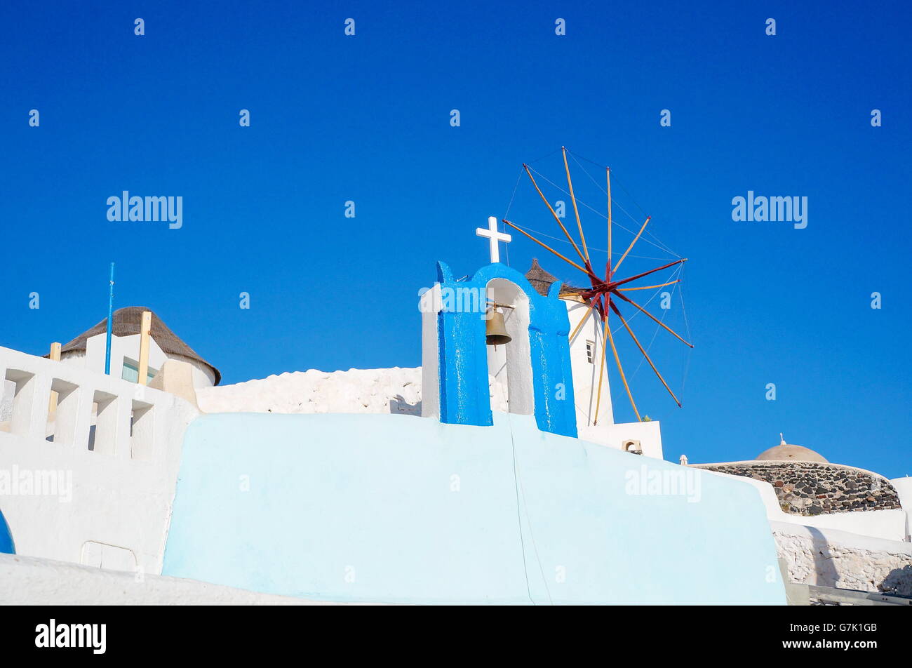 Église de l'île de Santorin en Grèce, construit en manière reconnaissable Banque D'Images