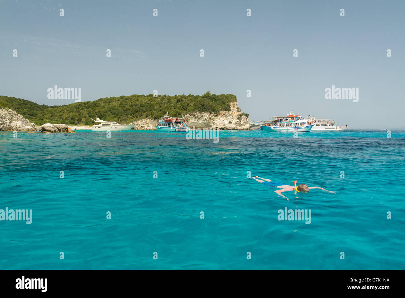 Antipaxos - tuba croisière touristique bateaux ancrés au large de la petite île Ionienne d'Antipaxos pour permettre aux touristes de nager dans l'eau claire comme du cristal Banque D'Images