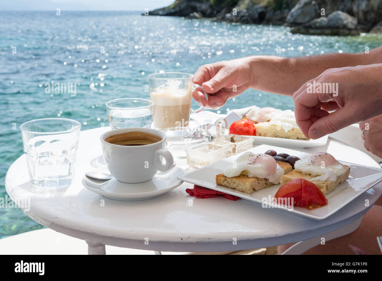 Petit-déjeuner d'œufs pochés et olives à la mer au Roxy Bar, Loggos, sur la minuscule île Ionienne de Paxos, Grèce Banque D'Images