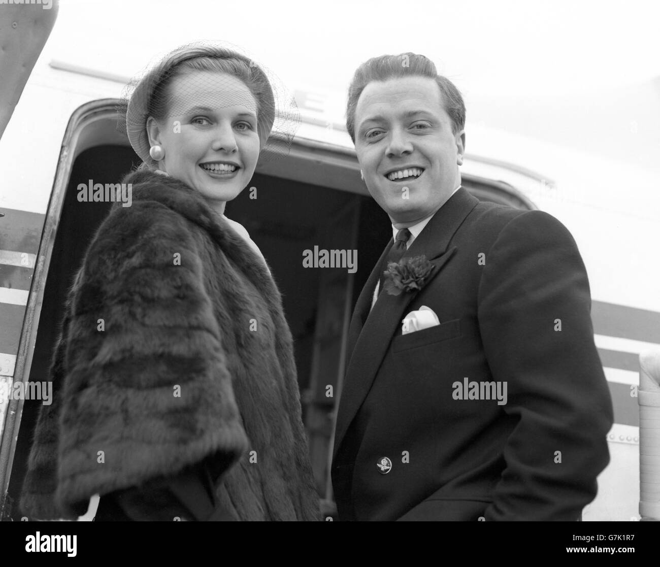 Se dirigeant pour leur premier week-end ensemble en six mois, les stars de cinéma Richard Attenborough et sa femme, Sheila SIM, quittent l'aéroport de Northolt pour Paris. Banque D'Images