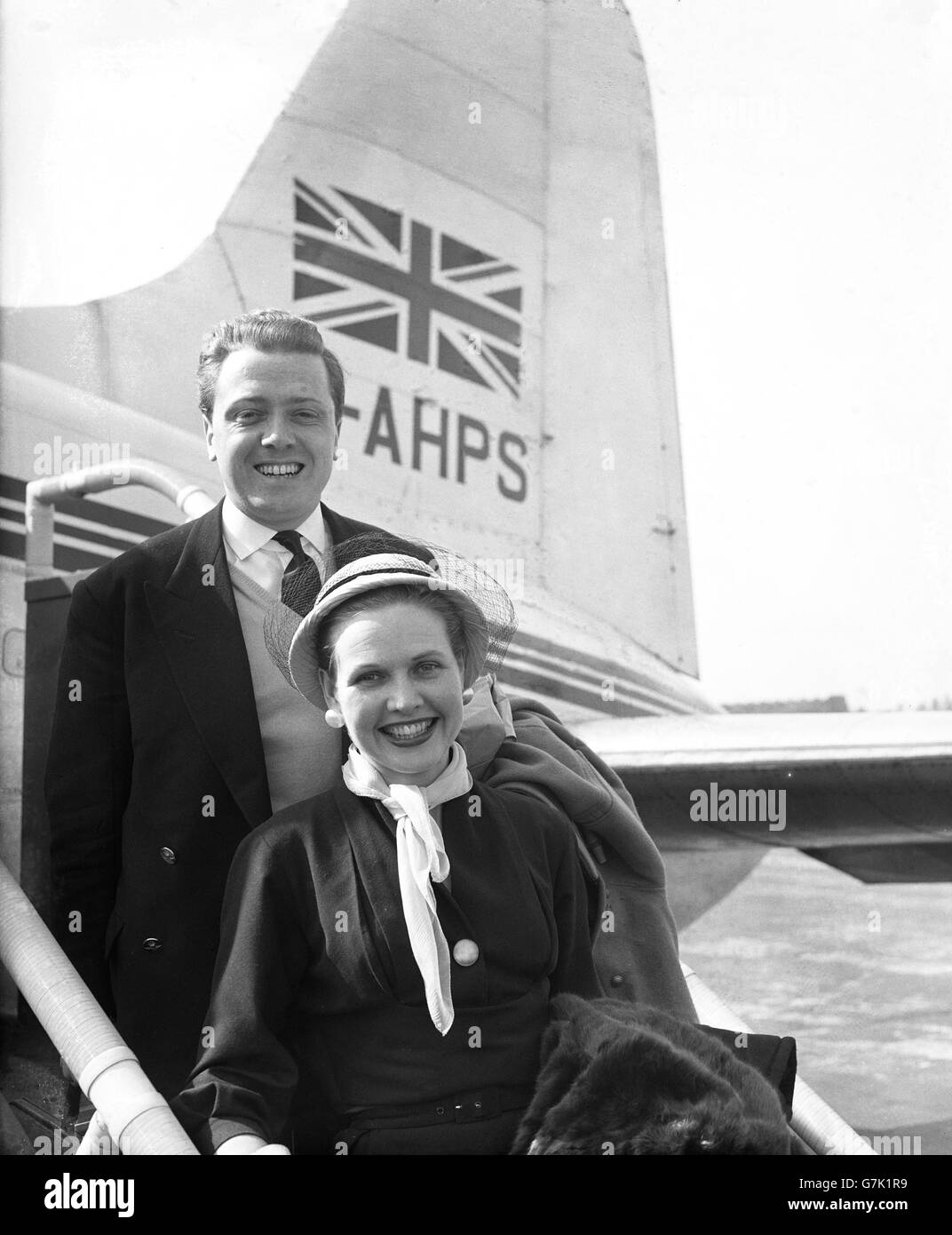 De retour de leur week-end à Paris, Richard Attenborough et sa femme, Sheila SIM, arrivent à l'aéroport de Northolt par BEA. Banque D'Images