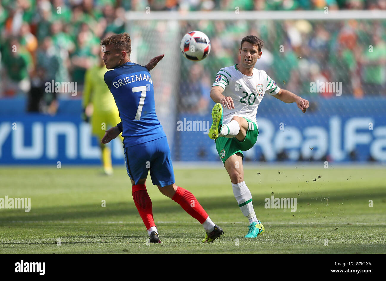République d'Irlande est Wes Hoolahan (à droite) en action avec l'Antoine Griezmann pendant la série de 16 match au Stade de Lyon, Lyon. Banque D'Images