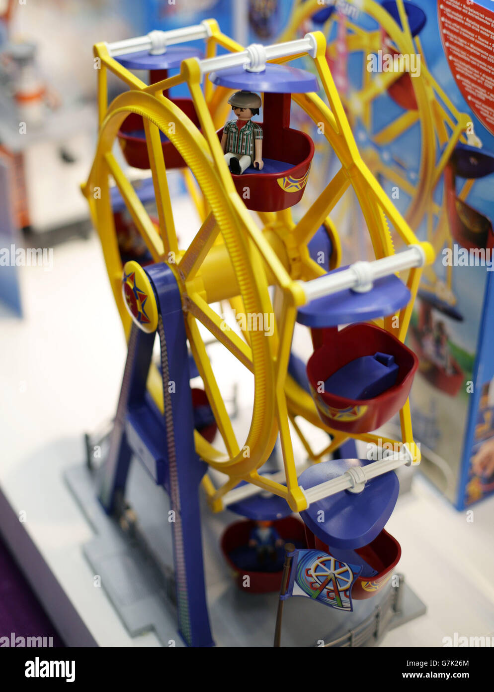 Une grande roue lumineuse de Playmobil, qui fait partie de la toute  nouvelle gamme de parcs d'attractions de l'entreprise, est exposée lors de  la présentation de la presse pour le Toy Fair