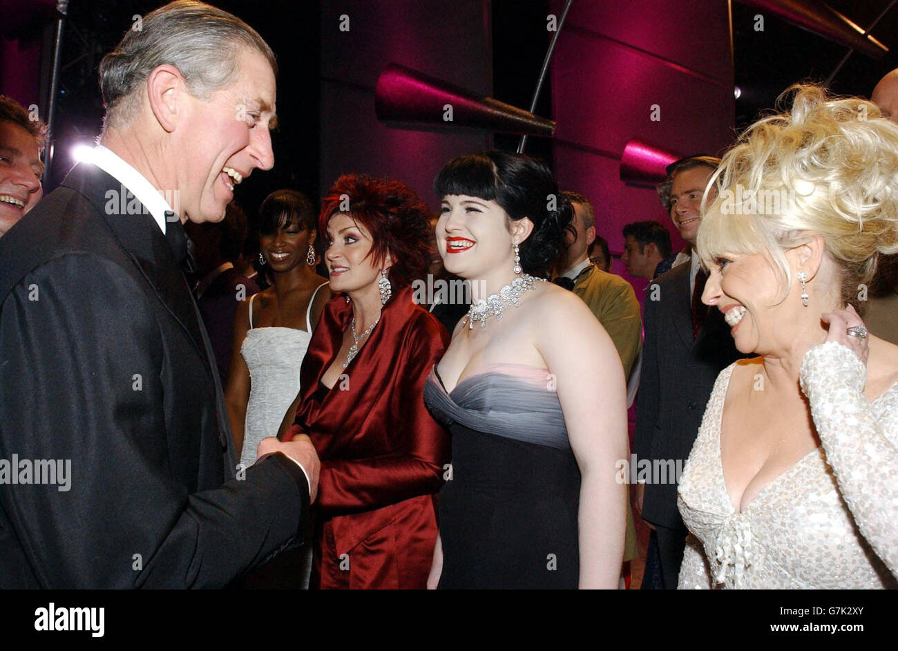 Le Prince de Galles plaisanta avec Barabara Windsor (à droite) et Kelly Osbourne. Banque D'Images