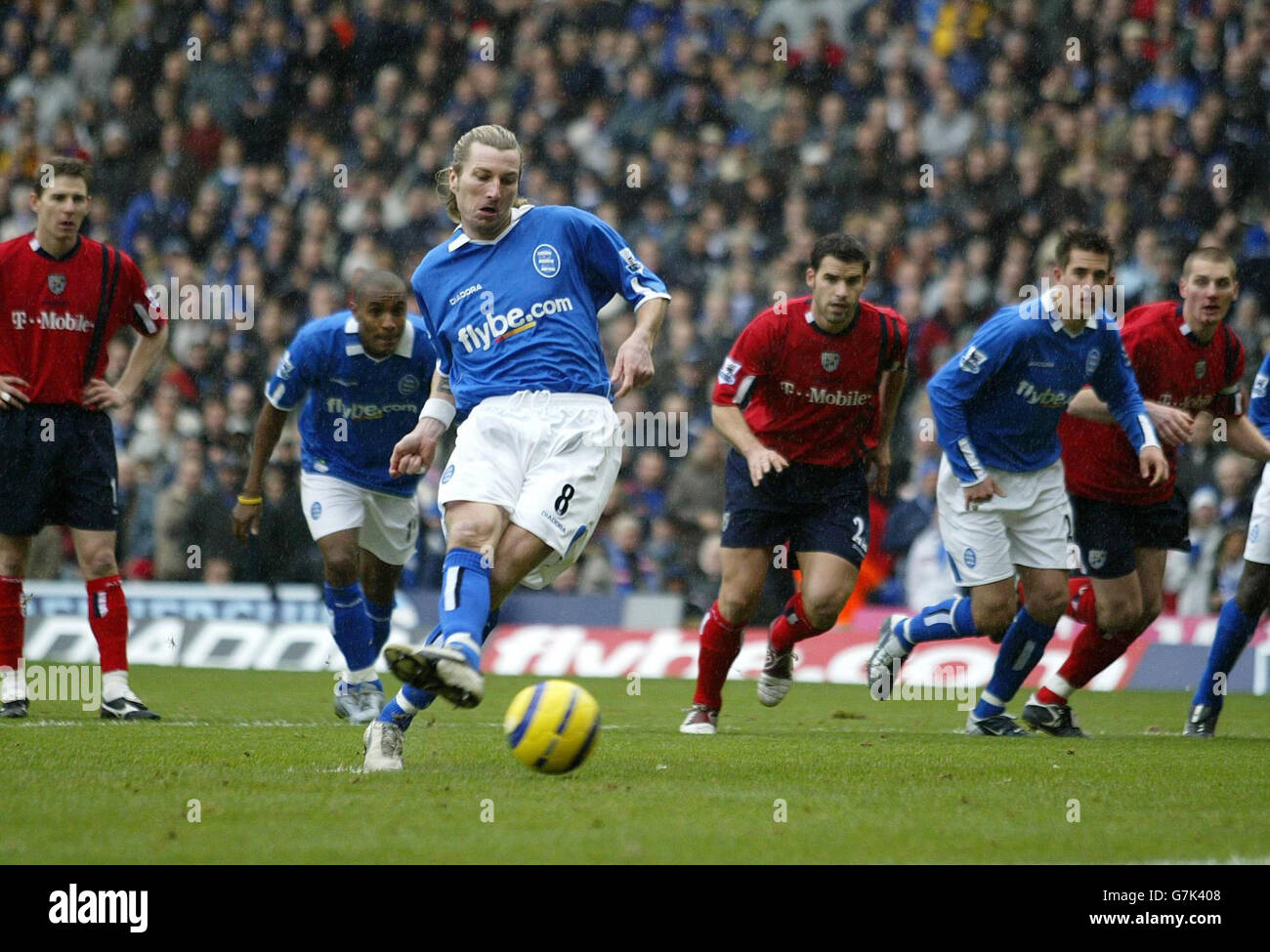 Robbie Savage (au centre) de Birmingham City marque le but d'ouverture de la zone de pénalité. Banque D'Images