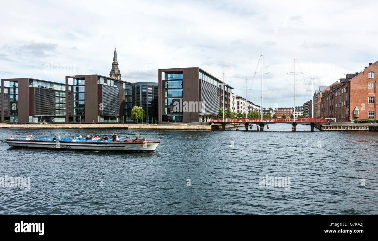 Nouveau passage pour piétons et cyclistes (Cirkelbroen le cercle Bridge) sur Kanal Christianshavn, dans le port de Copenhague Danemark Banque D'Images
